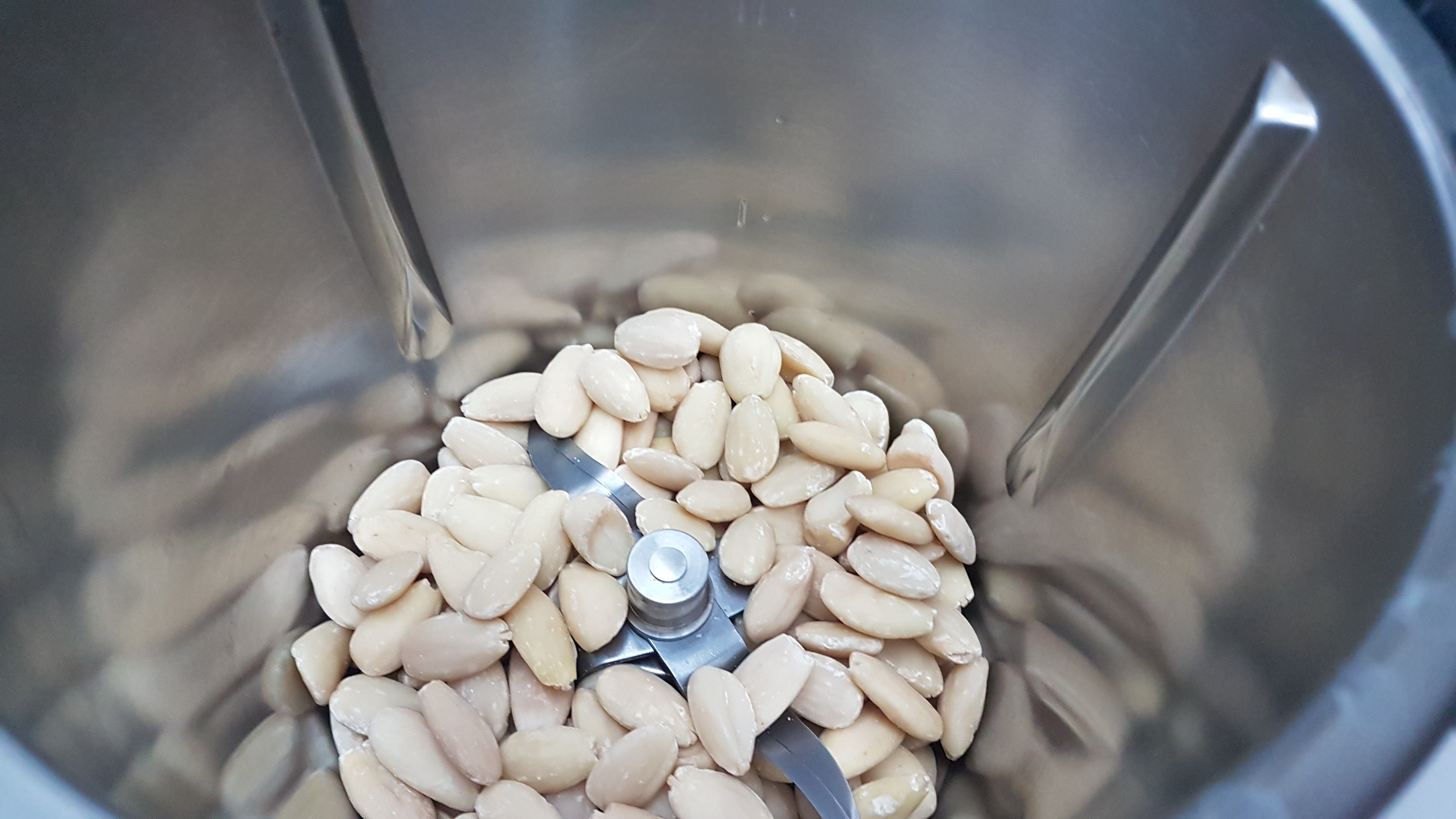 Biscotti con farina di mandorle senza zucchero ( ideale in un programma di dieta )