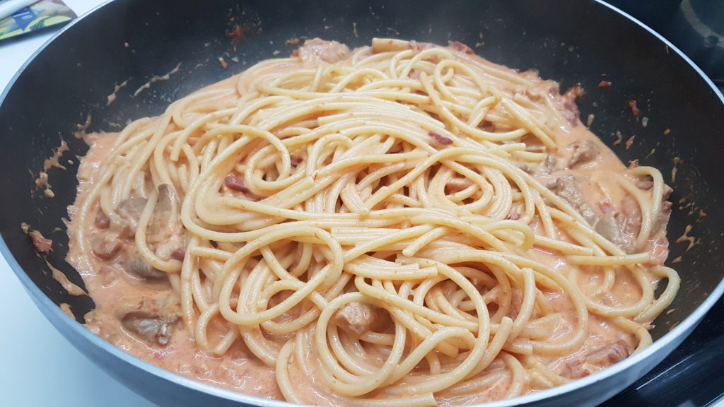 Bucatini con funghi e limoncello
