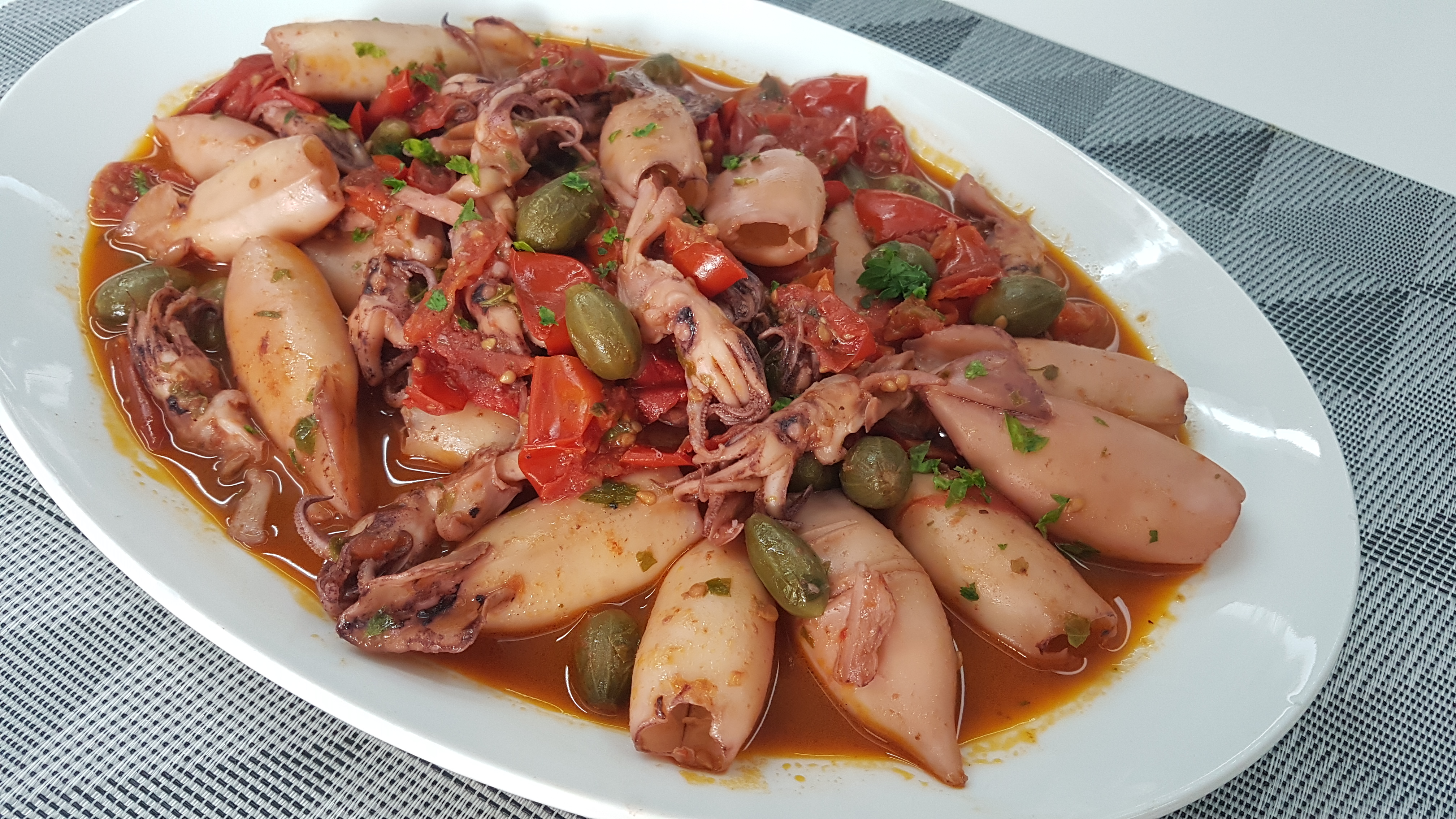 Calamari in umido con pomodoro