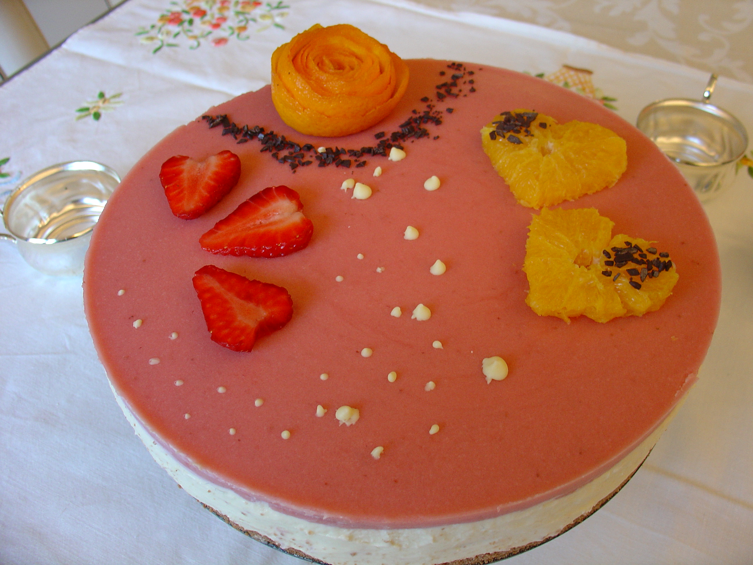 Cheesecake geleè al cioccolato con mousse di fragole e cuore di arancia