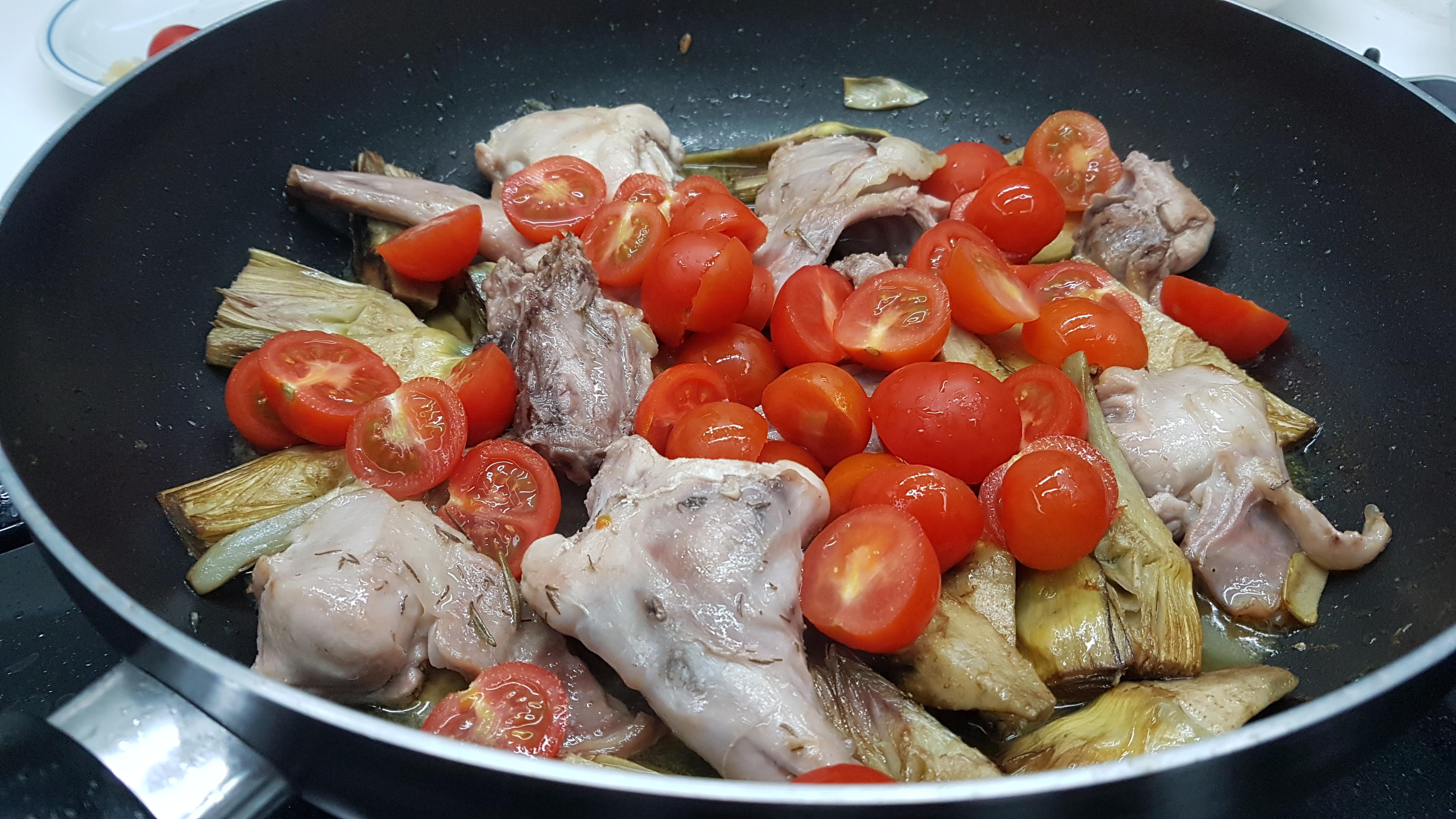 Coniglio al pomodoro con carciofi
