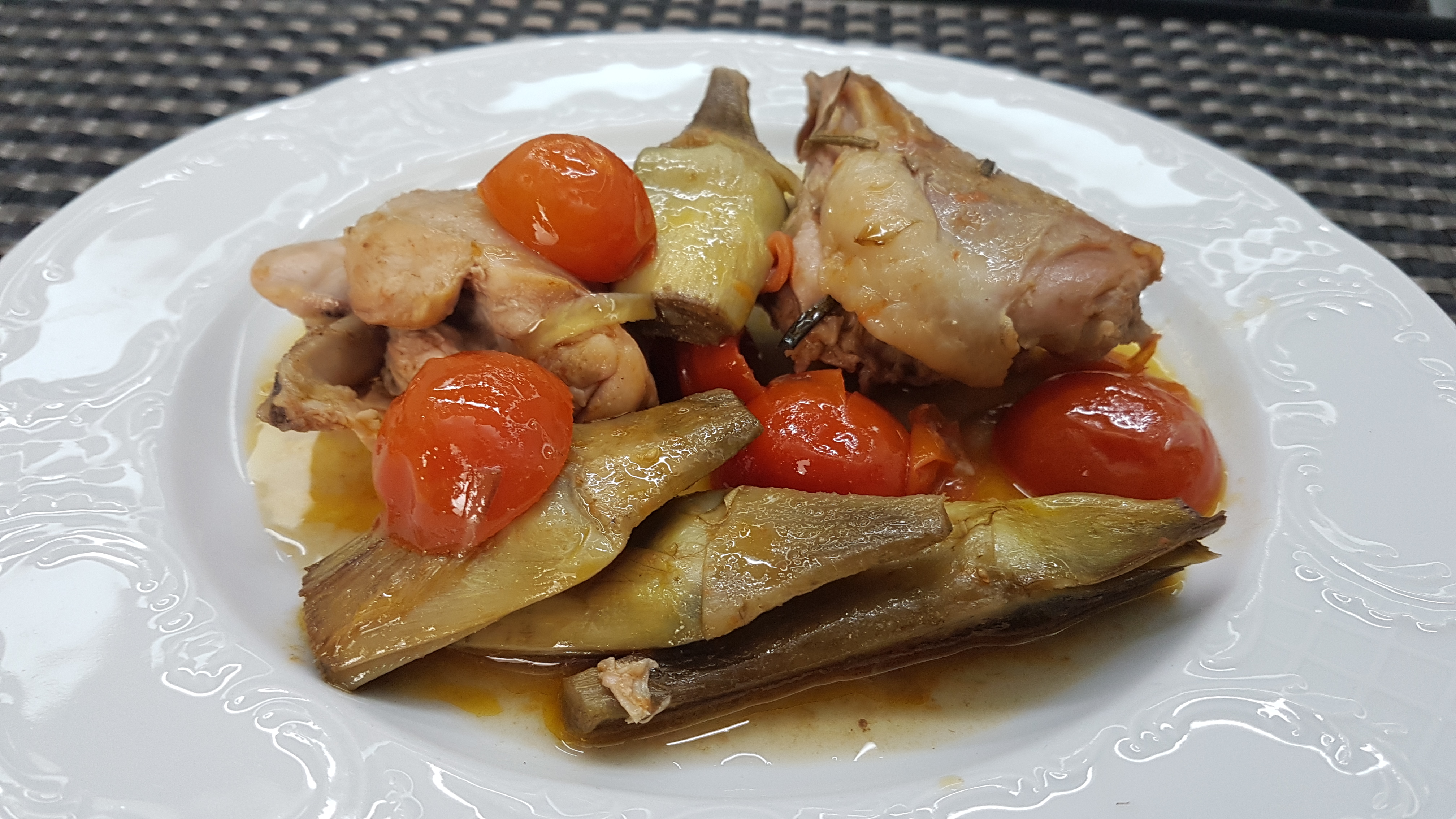 Coniglio al pomodoro con carciofi