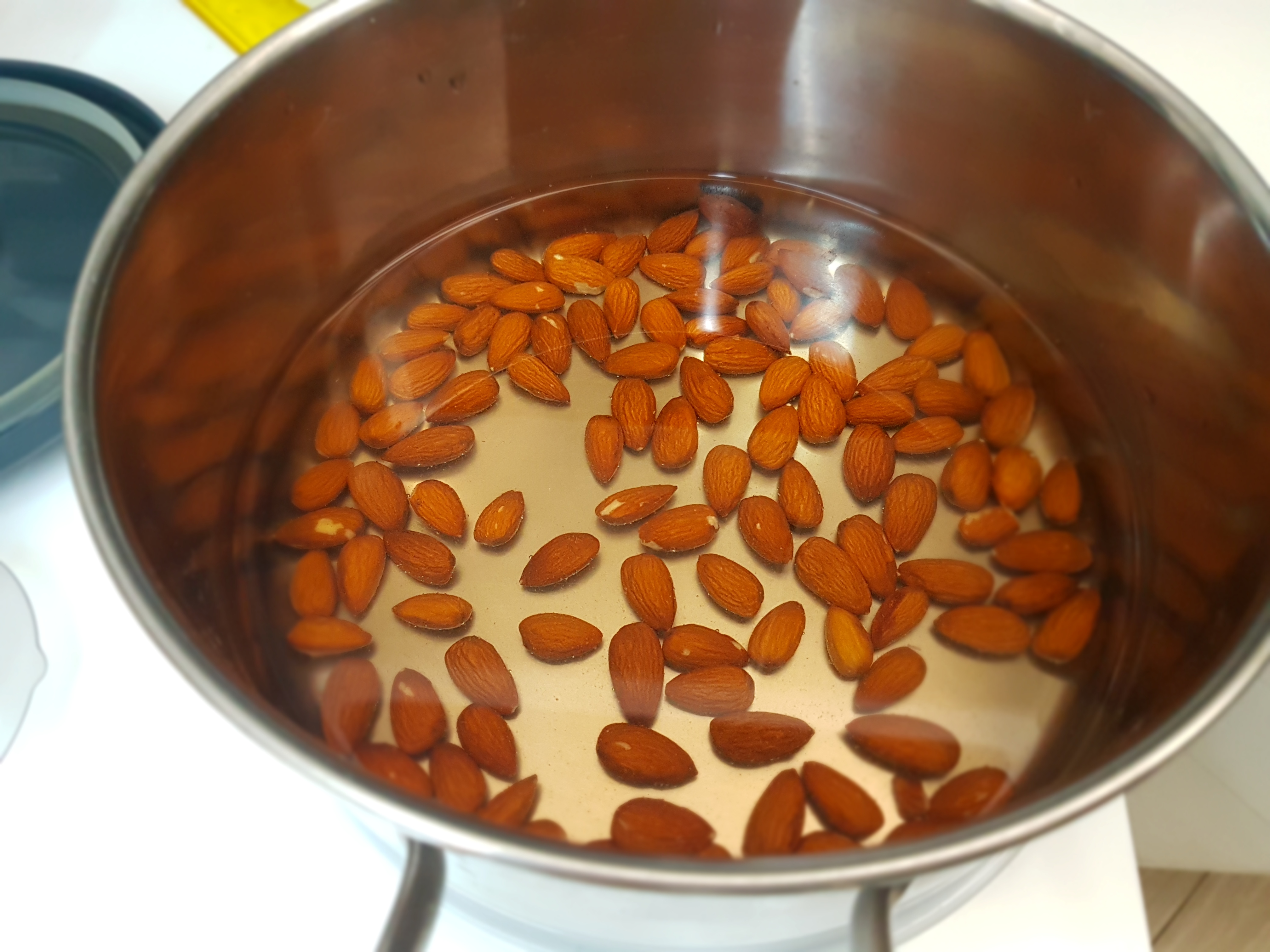 Crostata con crema di mandorle e uva