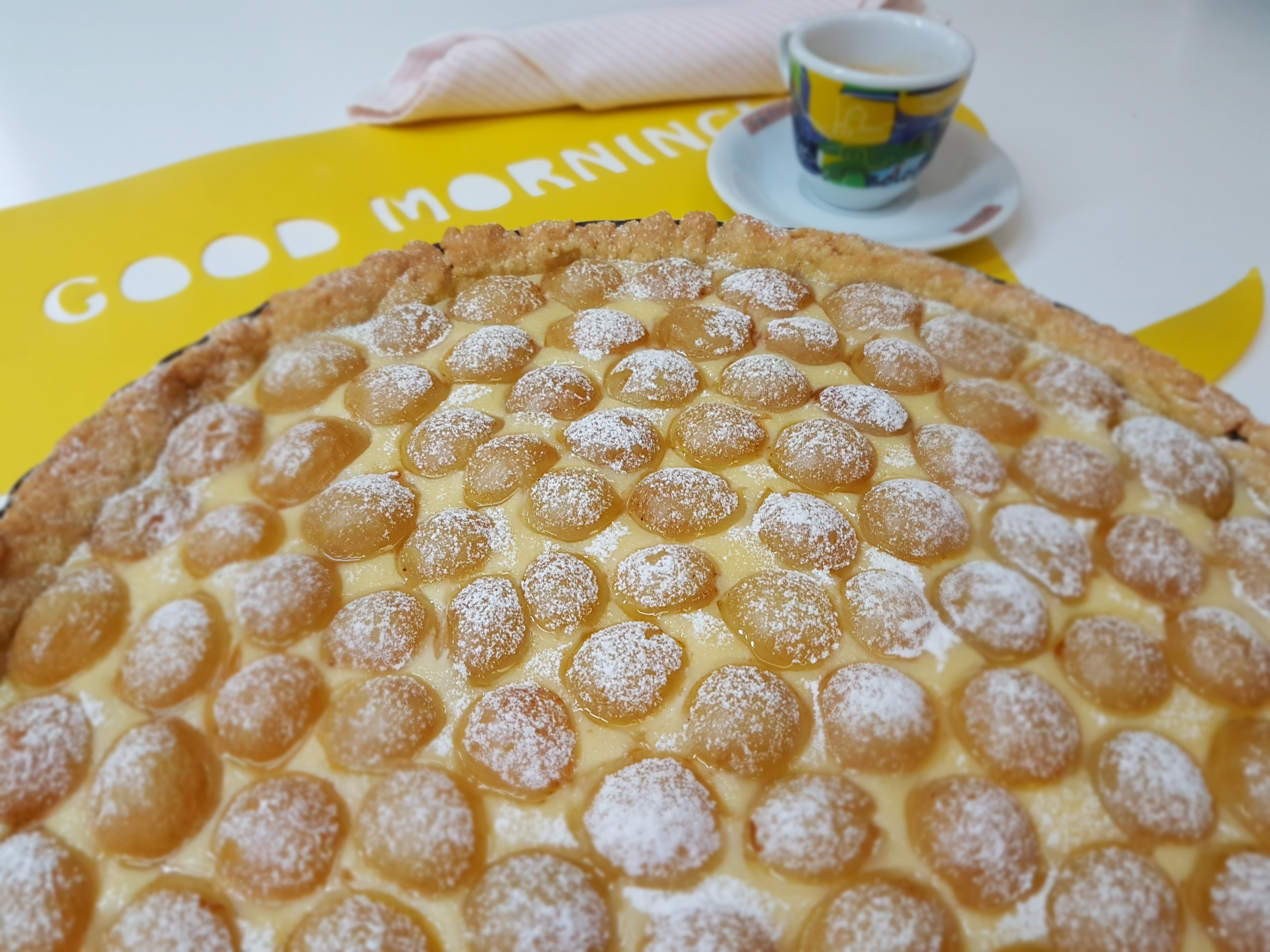 Crostata con crema di mandorle e uva