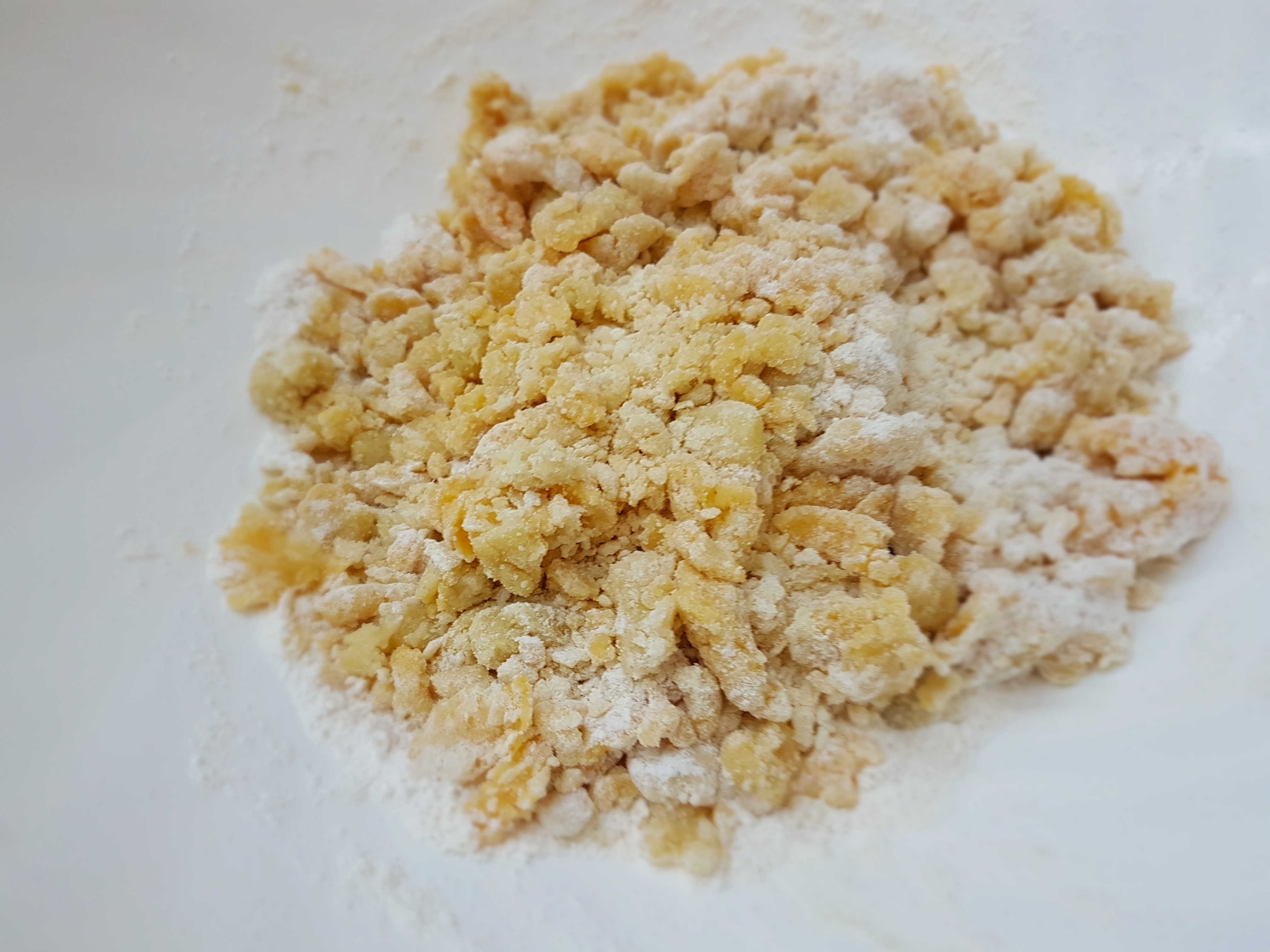 Crostata con crema di mandorle e uva