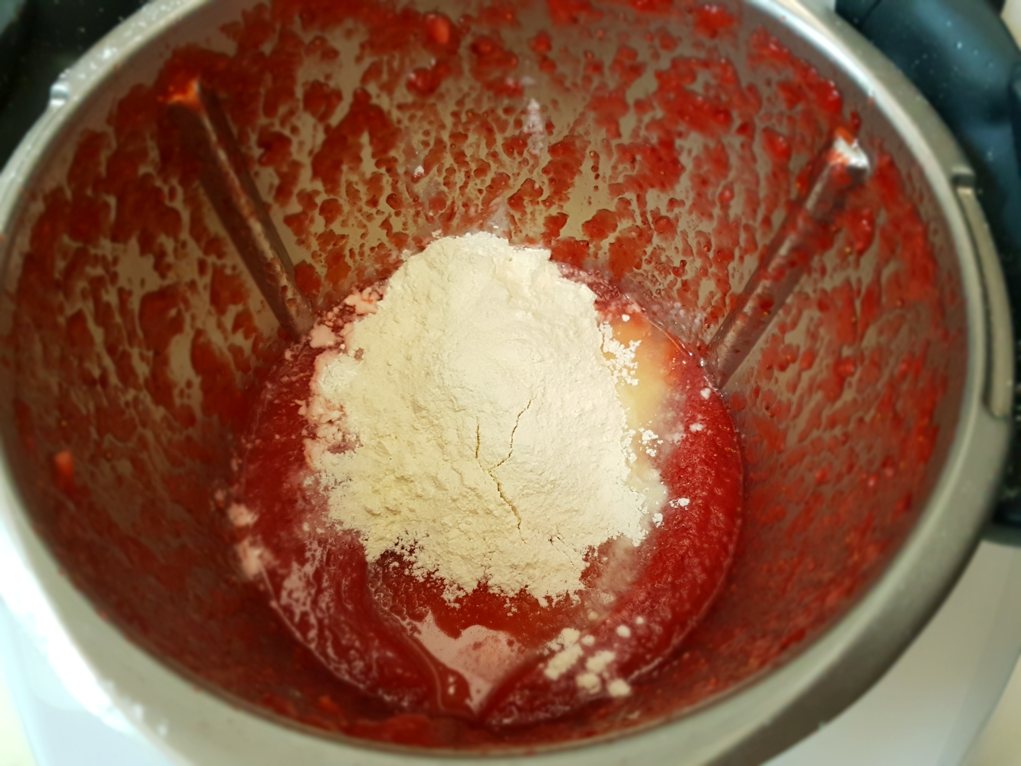 Crostata morbida con crema di fragole