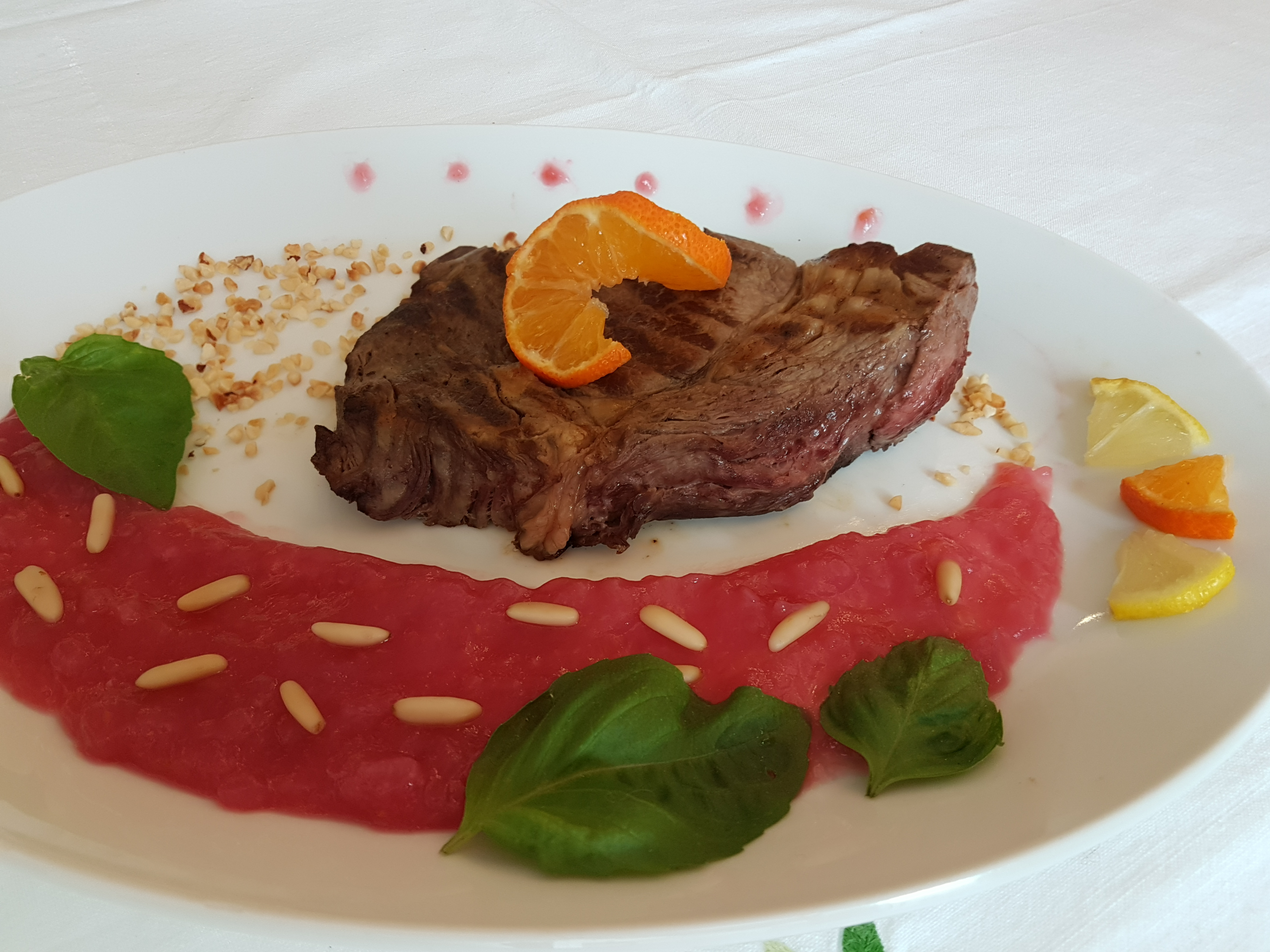 Entrecôte ai ferri con coulis di melagrana e mandarino