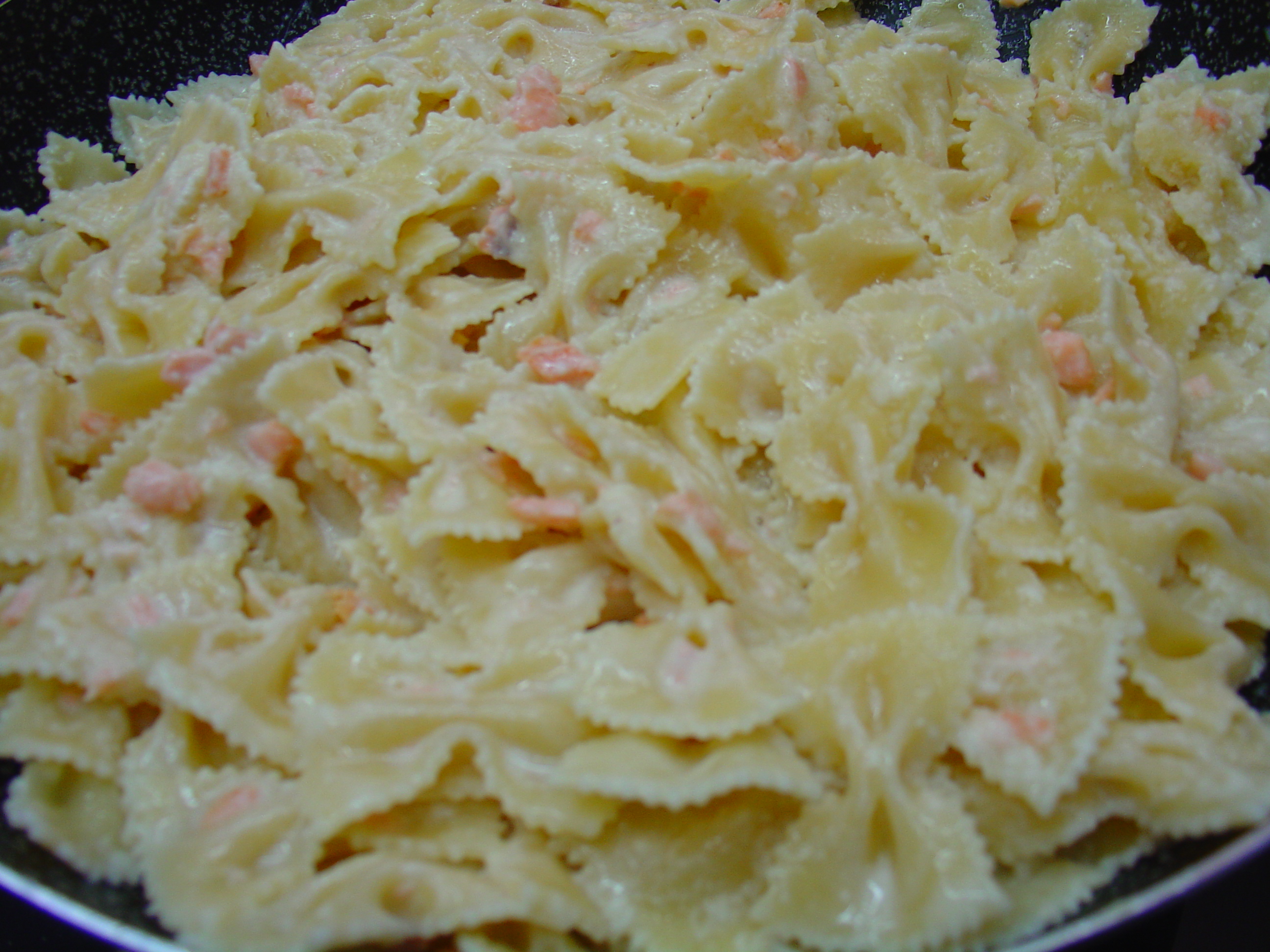 Farfalle al salmone con uova di Capelin