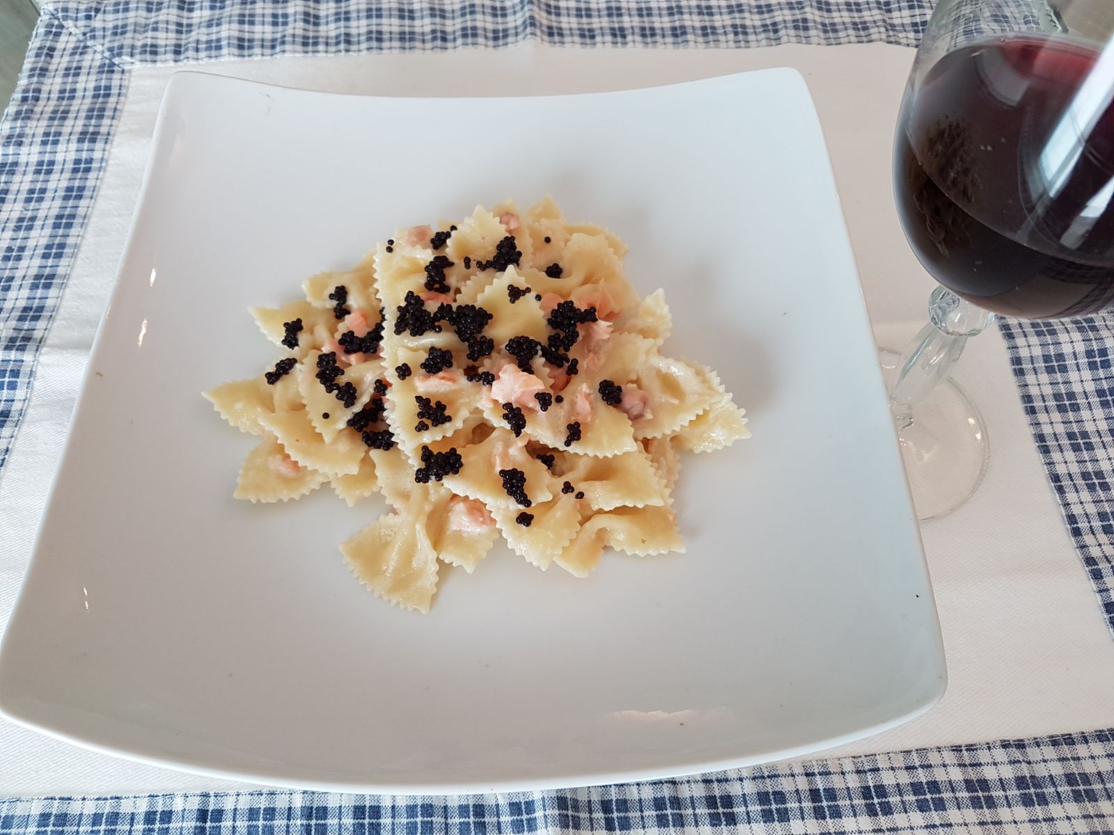 Farfalle al salmone con uova di Capelin