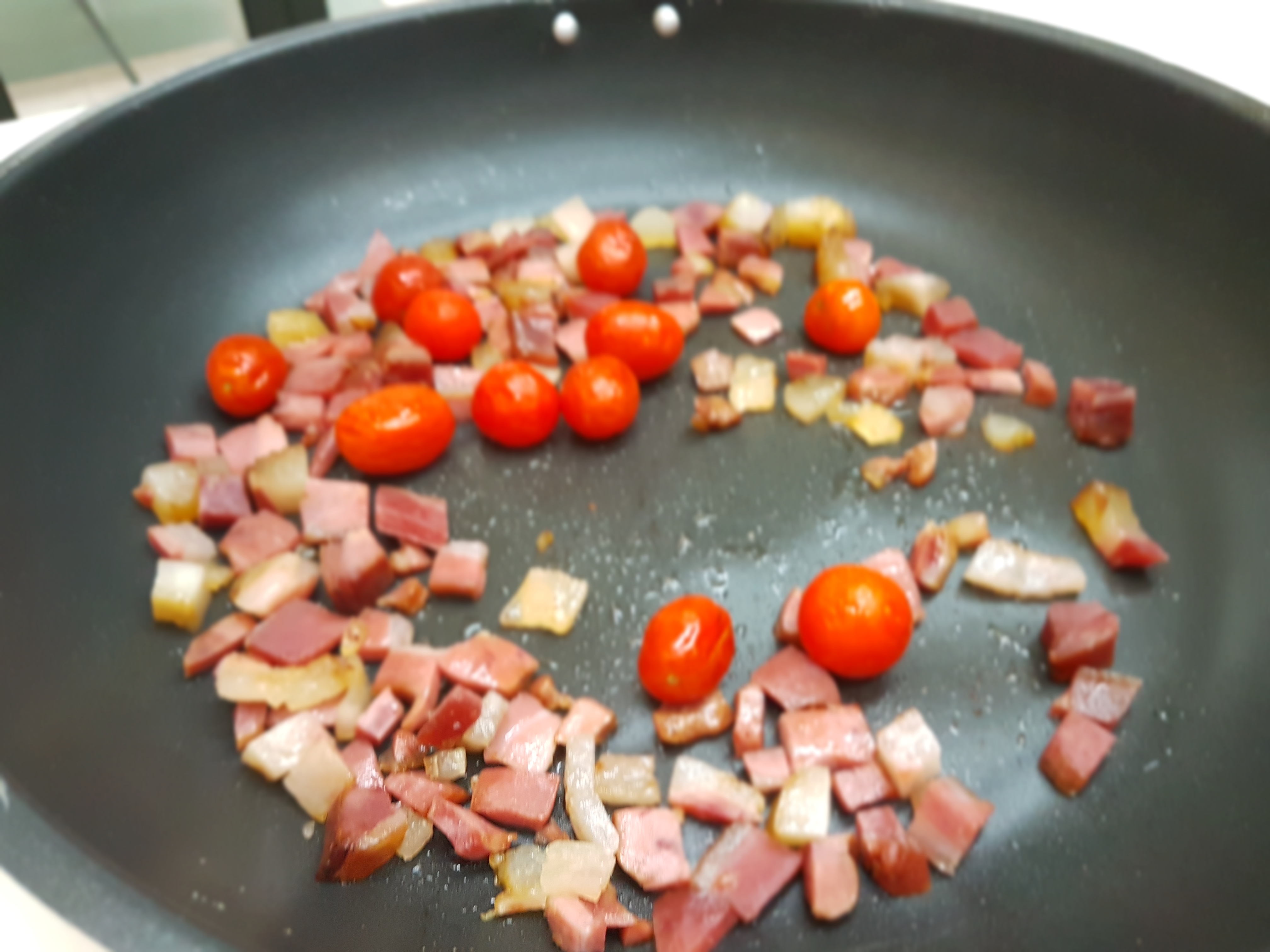 Farfatonde aromatizzate con borragine e stracciatella di Andria