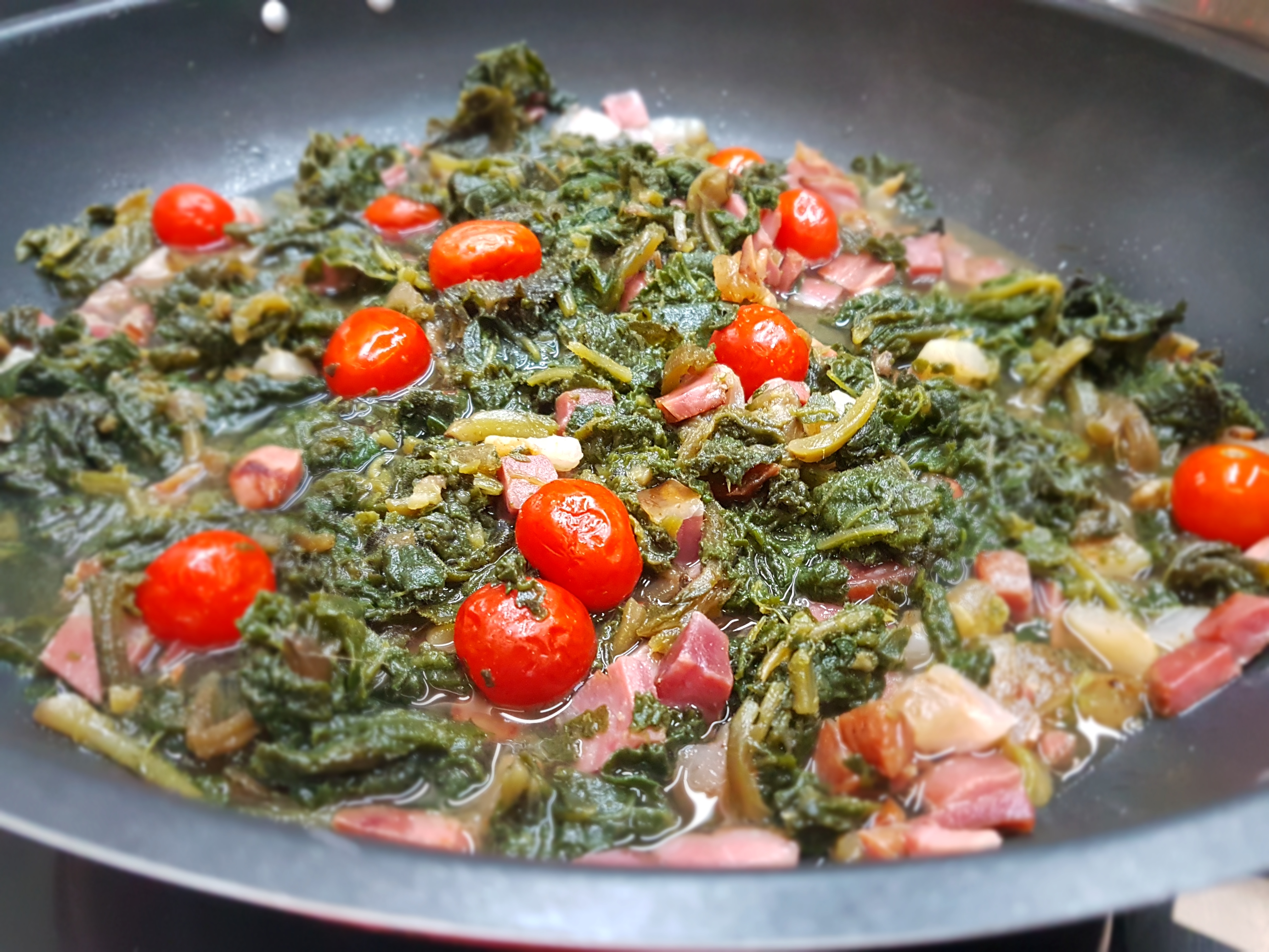 Farfatonde aromatizzate con borragine e stracciatella di Andria