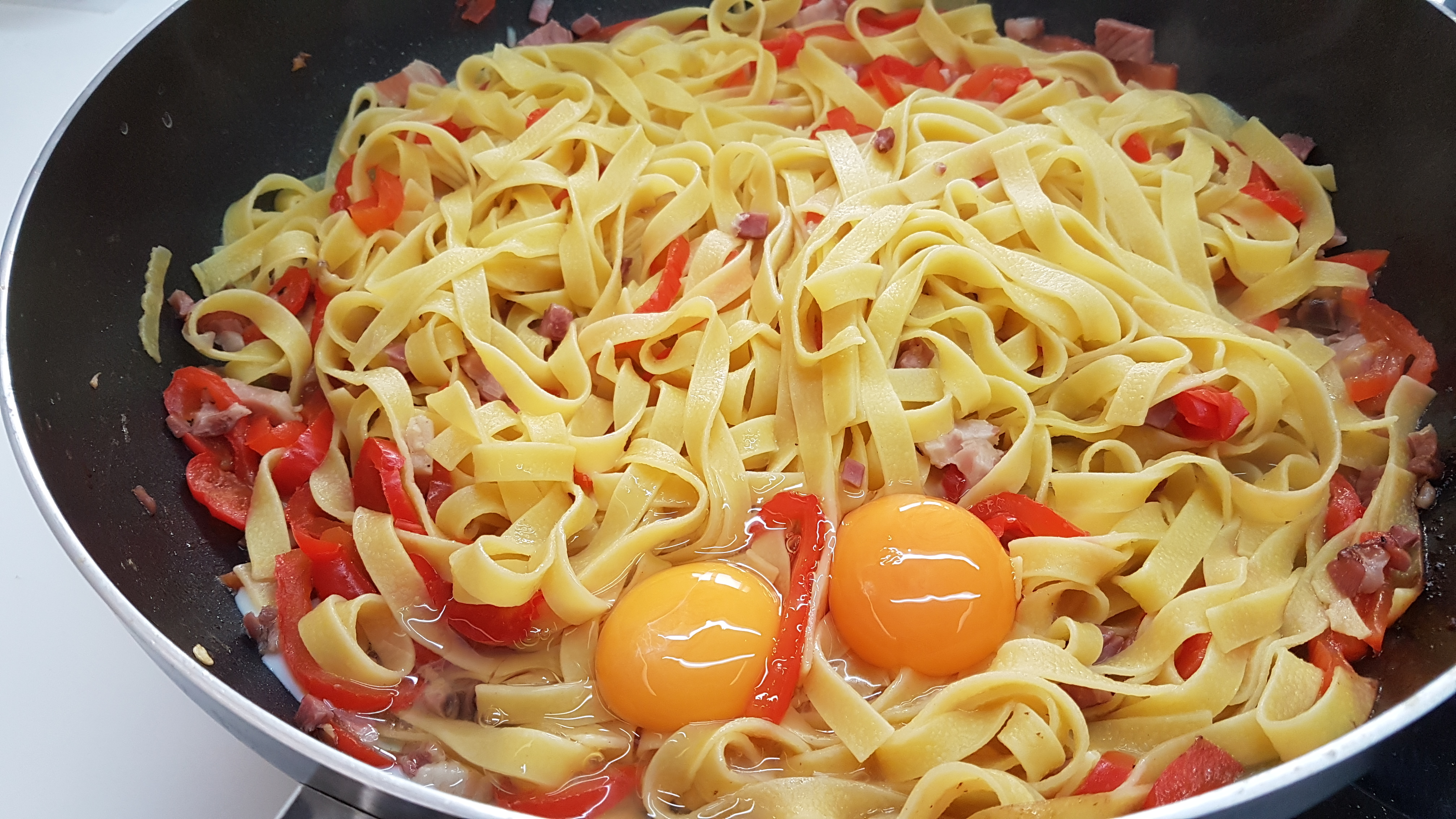 Fettuccine alla carbonara con peperoni