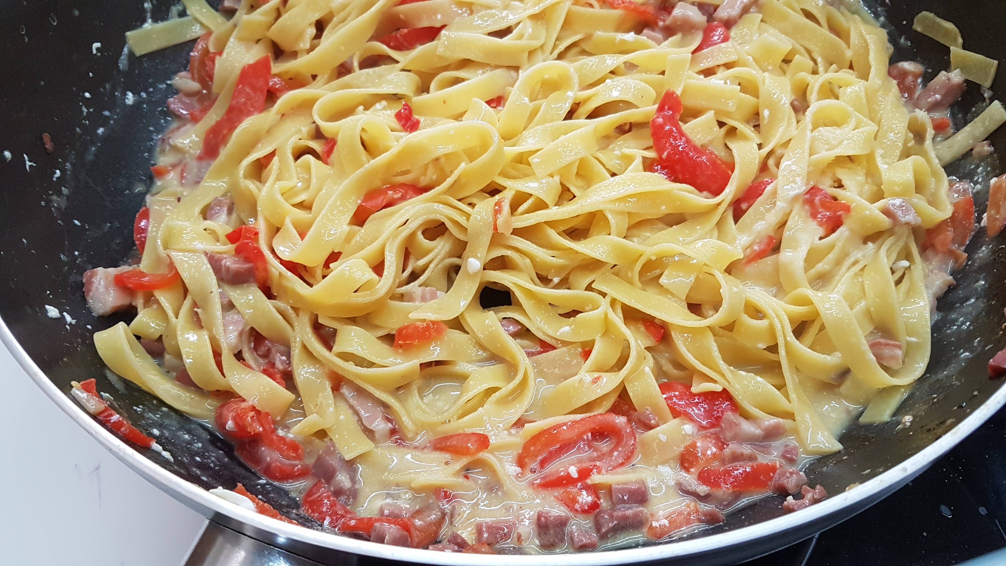 Fettuccine alla carbonara con peperoni