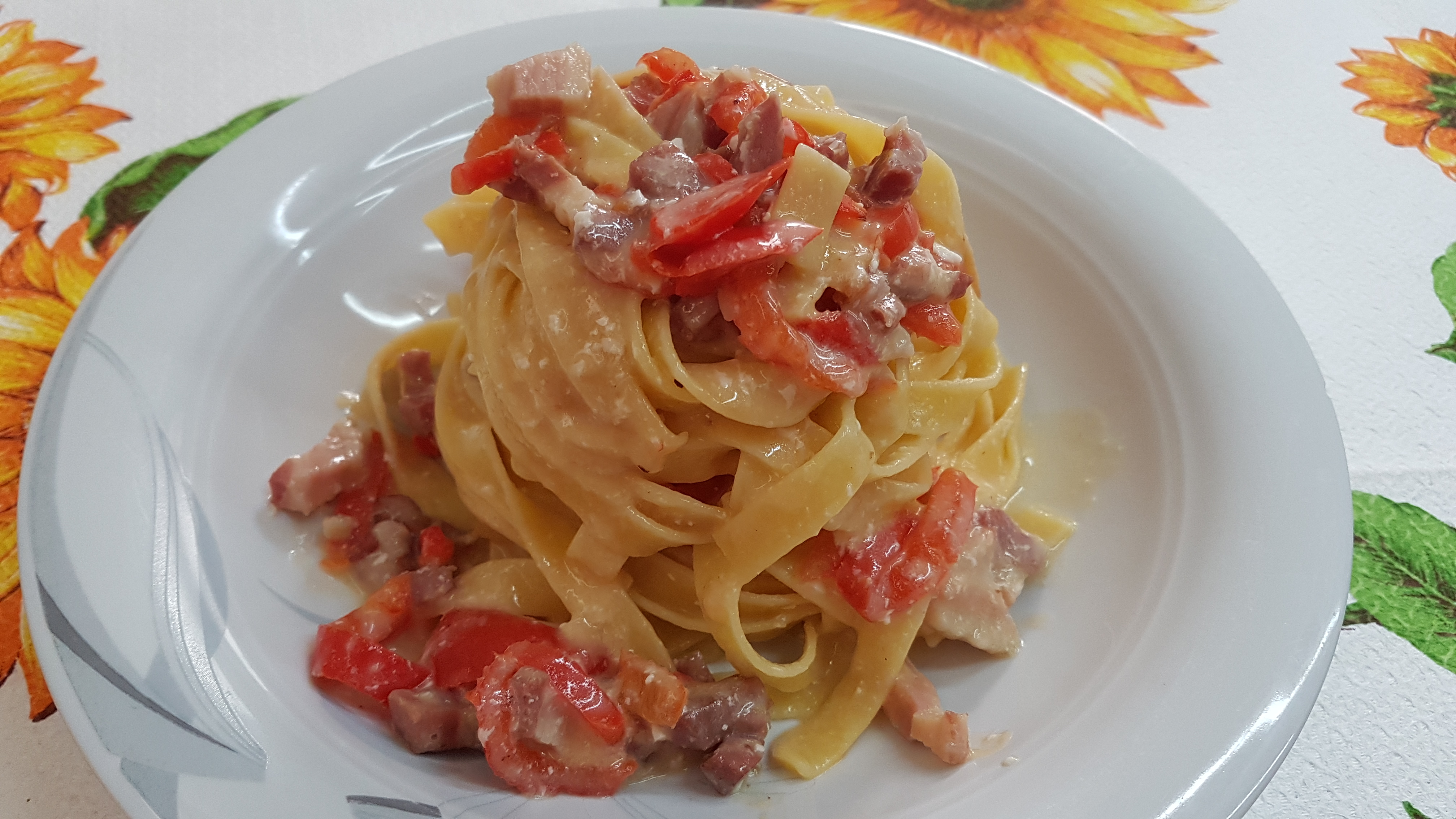 Fettuccine alla carbonara con peperoni