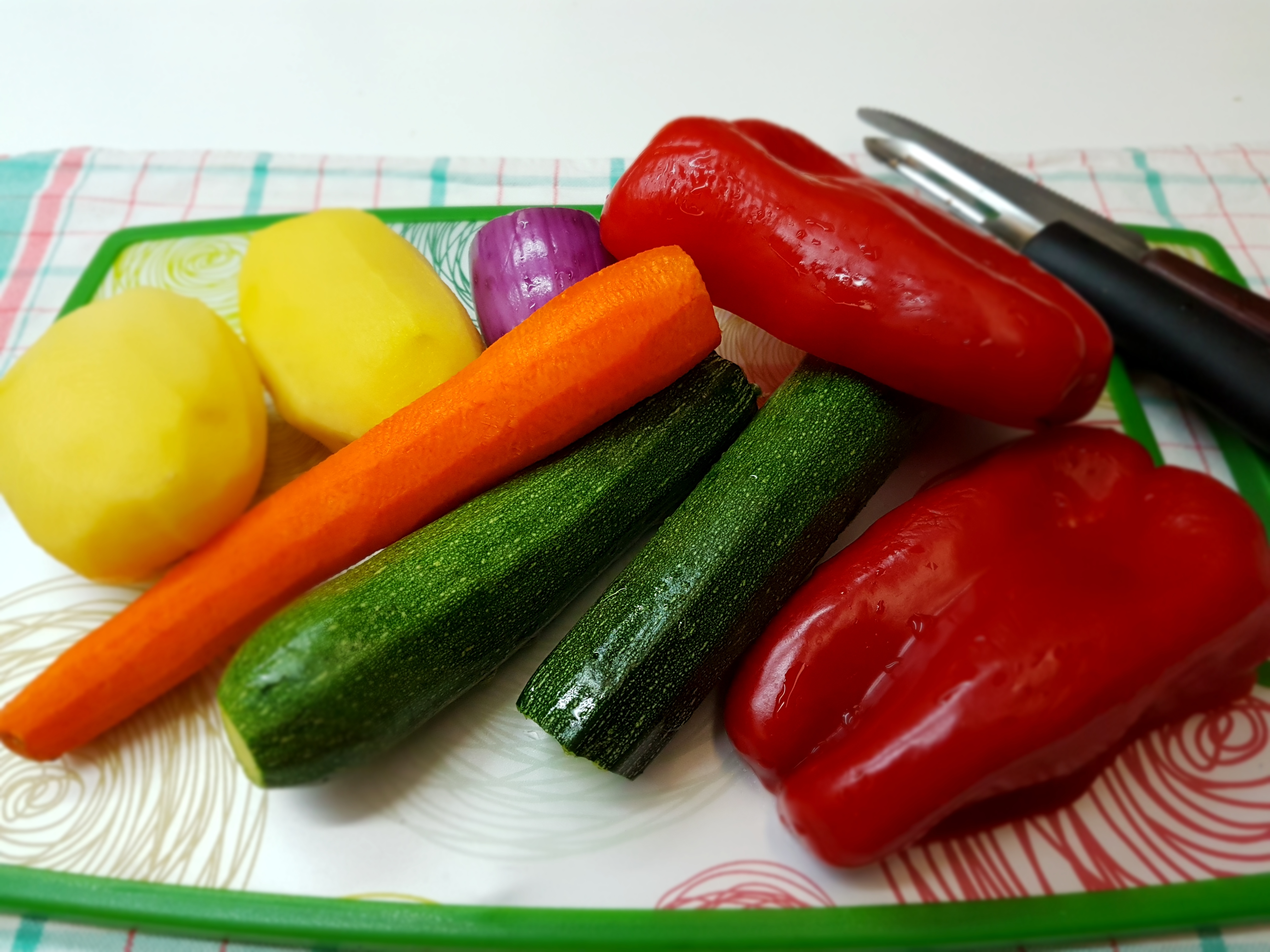 Filetto di cernia con salsa di yogurt, quinoa e mix di verdure a vapore