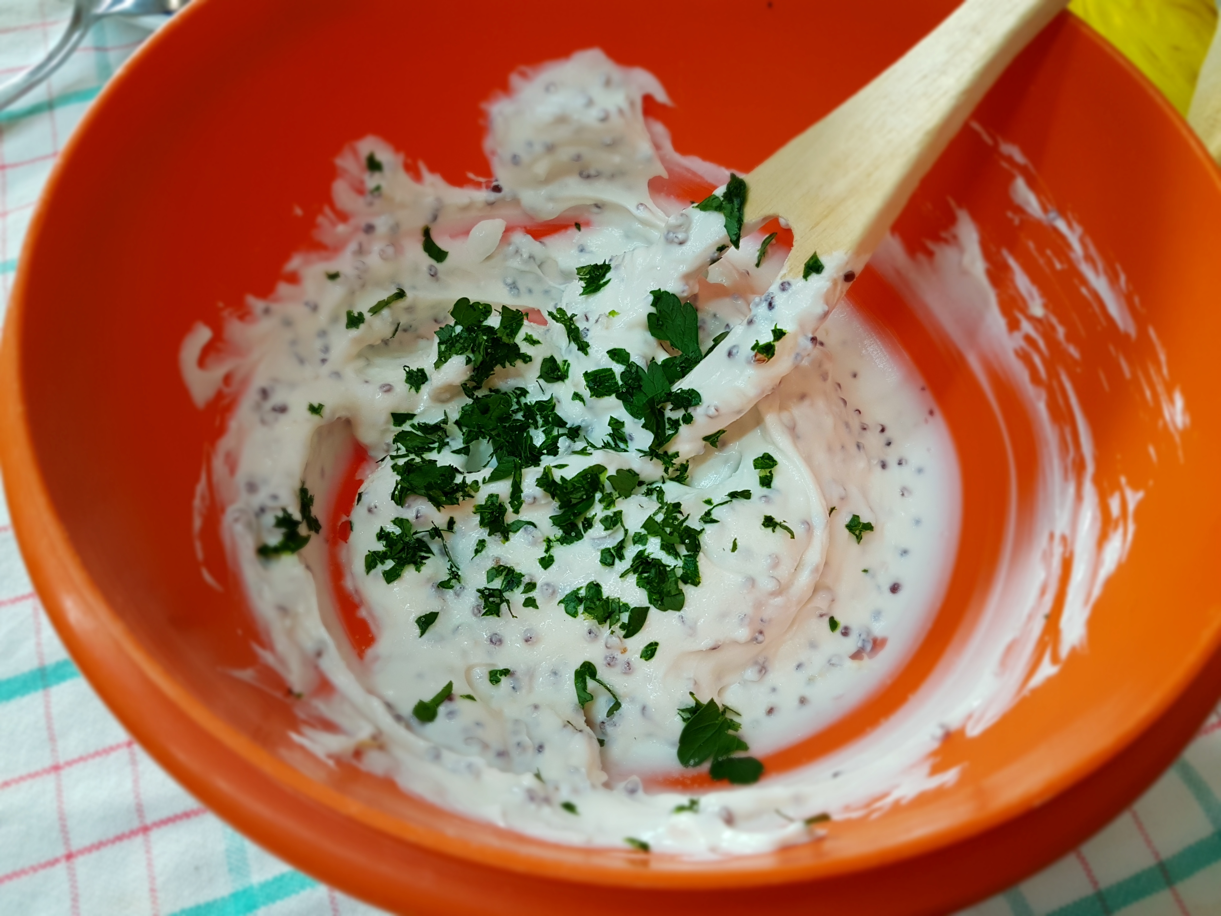 Filetto di cernia con salsa di yogurt, quinoa e mix di verdure a vapore