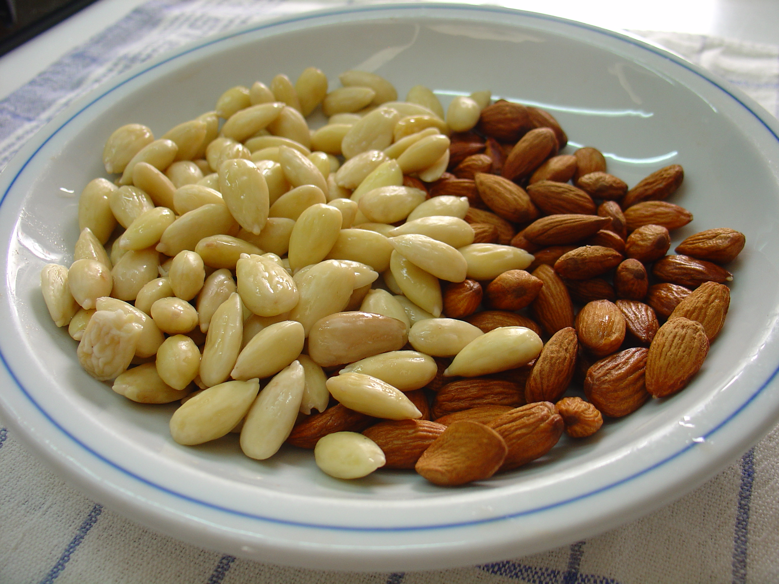 Fiorellini con pesto di mandorle su vellutata di pomodoro