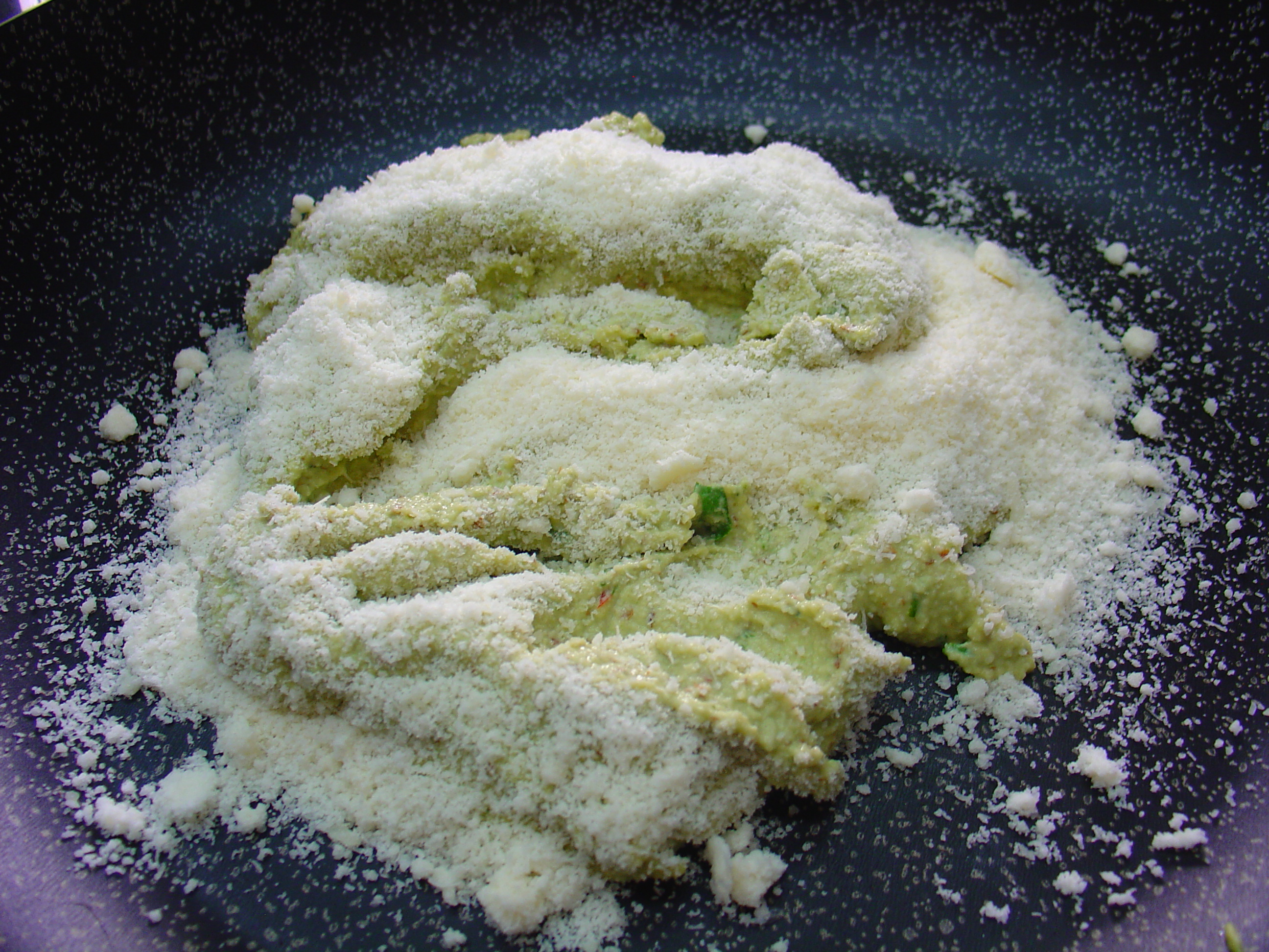 Fiorellini con pesto di mandorle su vellutata di pomodoro