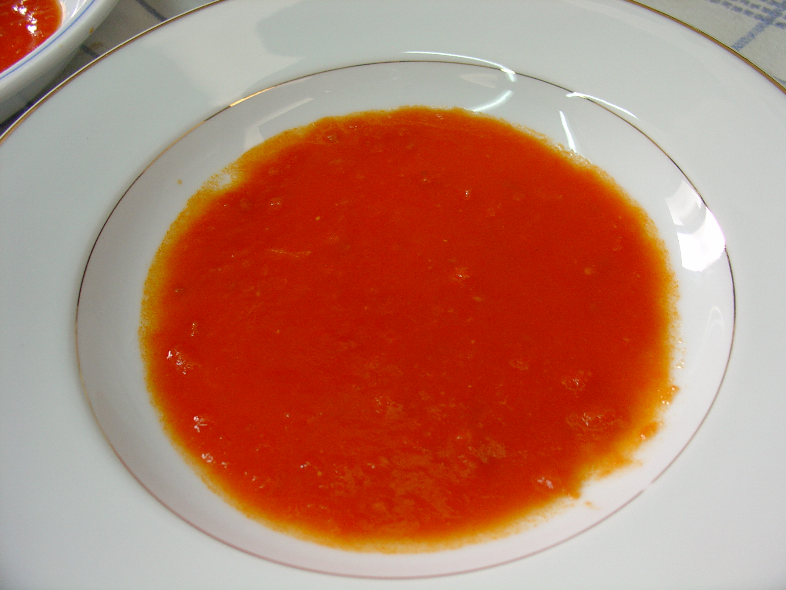 Fiorellini con pesto di mandorle su vellutata di pomodoro