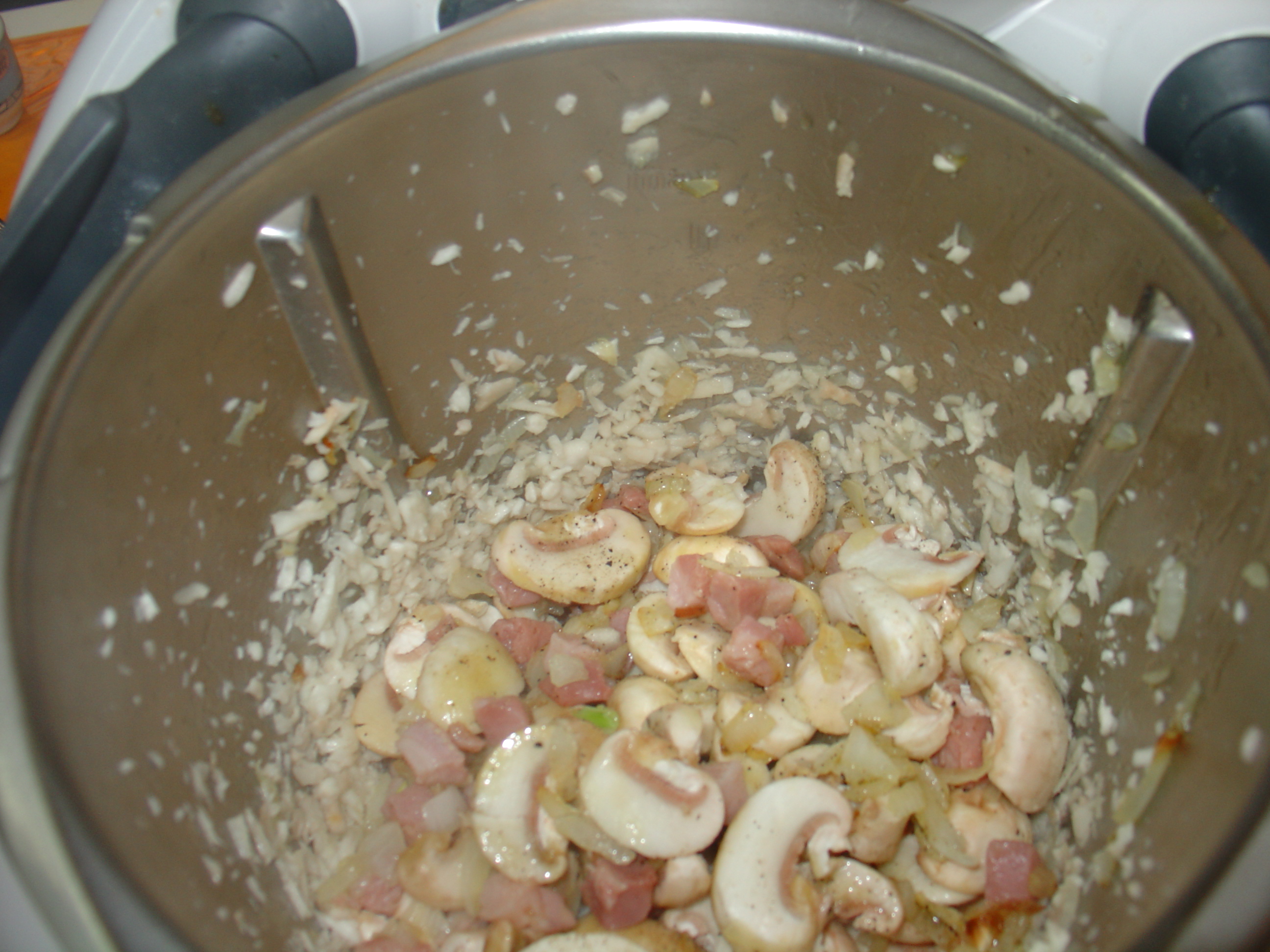 Fusilli con funghi pancetta e formaggio