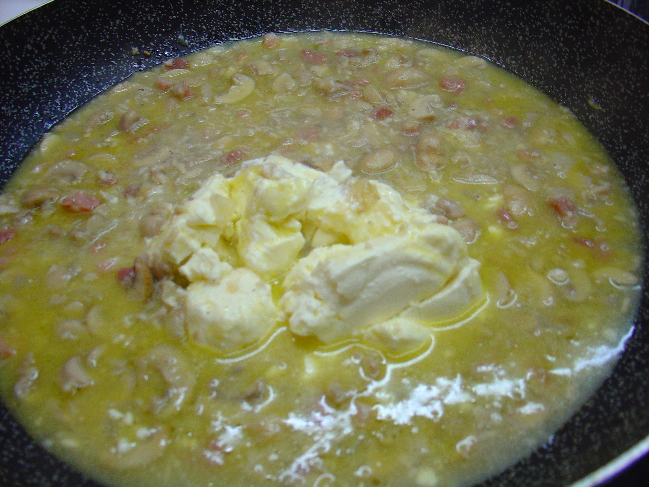 Fusilli con funghi pancetta e formaggio