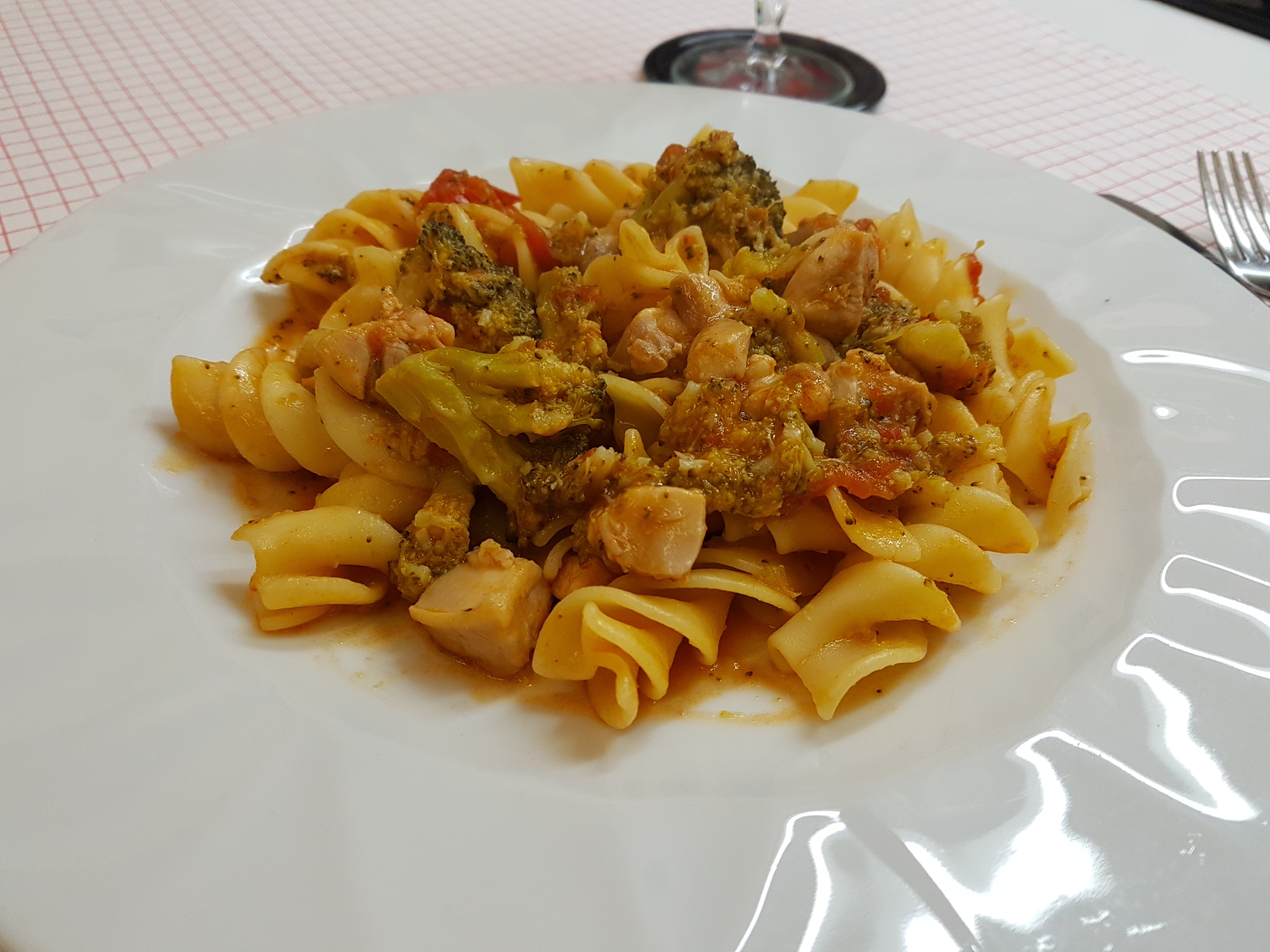 Fusilloni al bronzo con broccoli e bocconcini di pollo