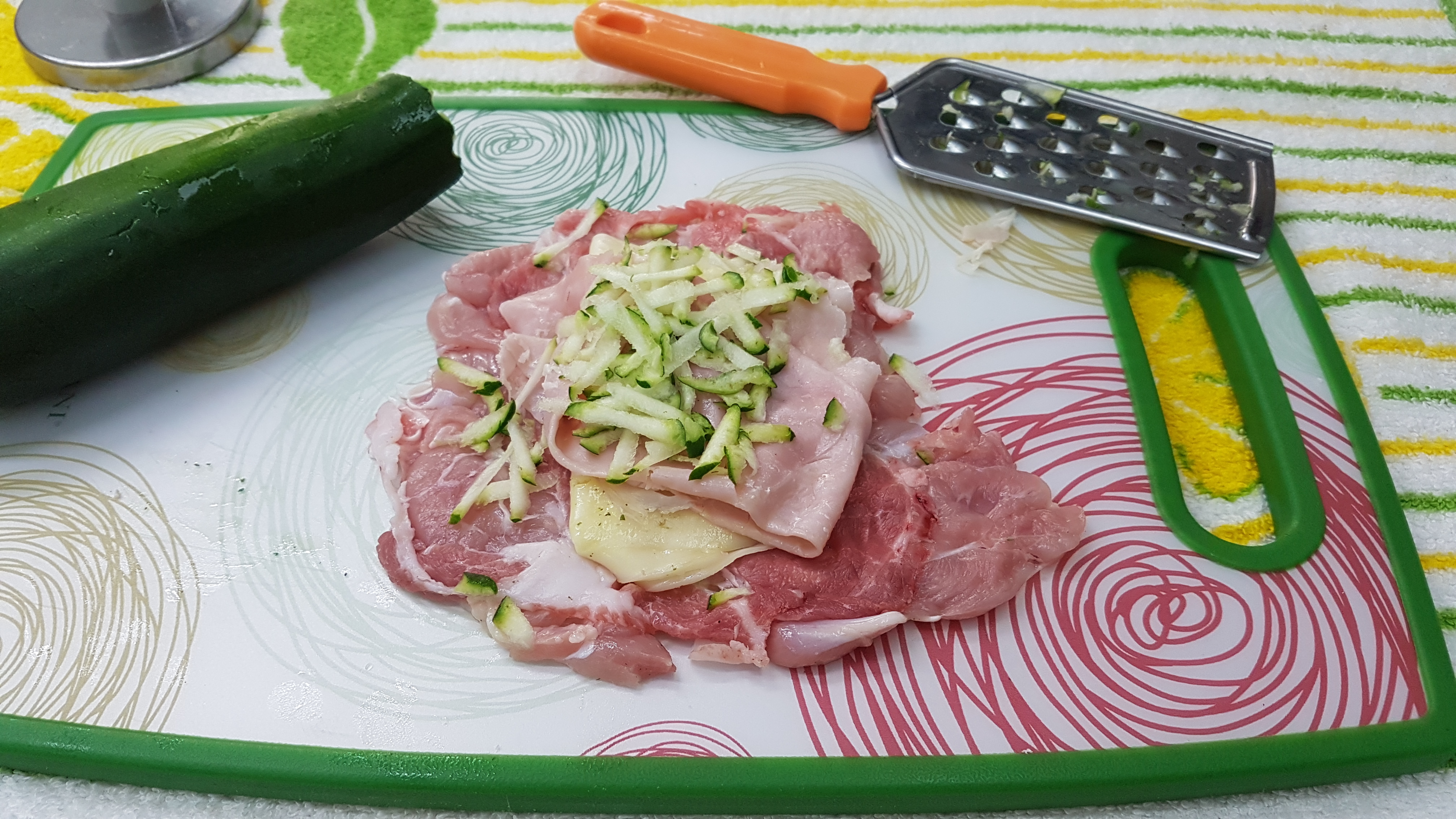 Involtini di pollo farciti con prosciutto e zucchine