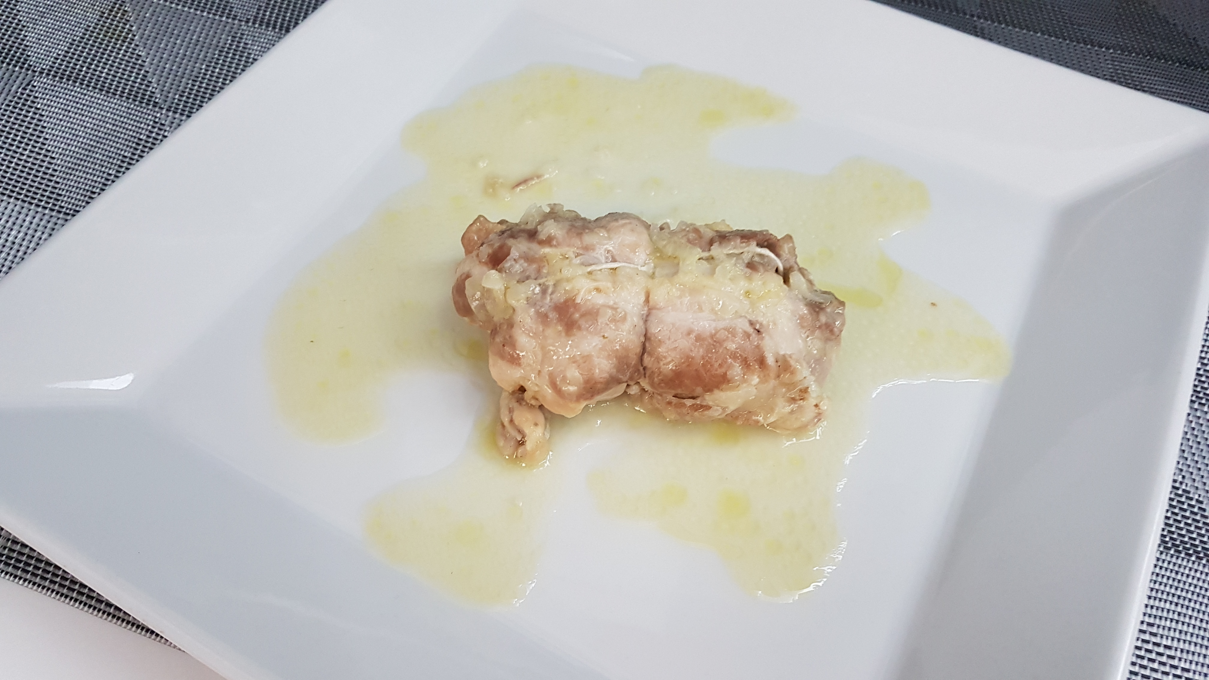 Involtini di pollo farciti con prosciutto e zucchine