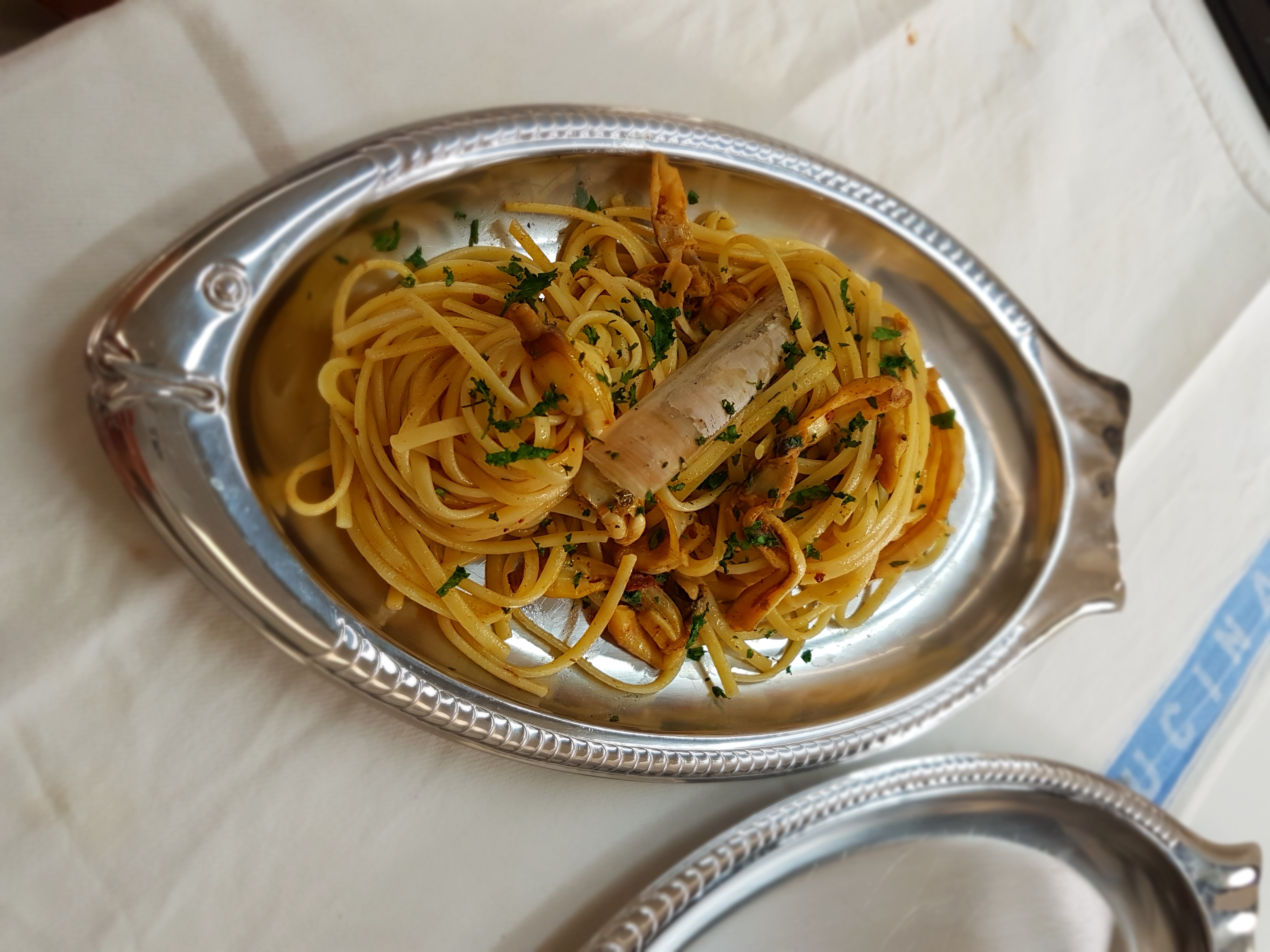 Linguine con ricci di mare e cannolicchi