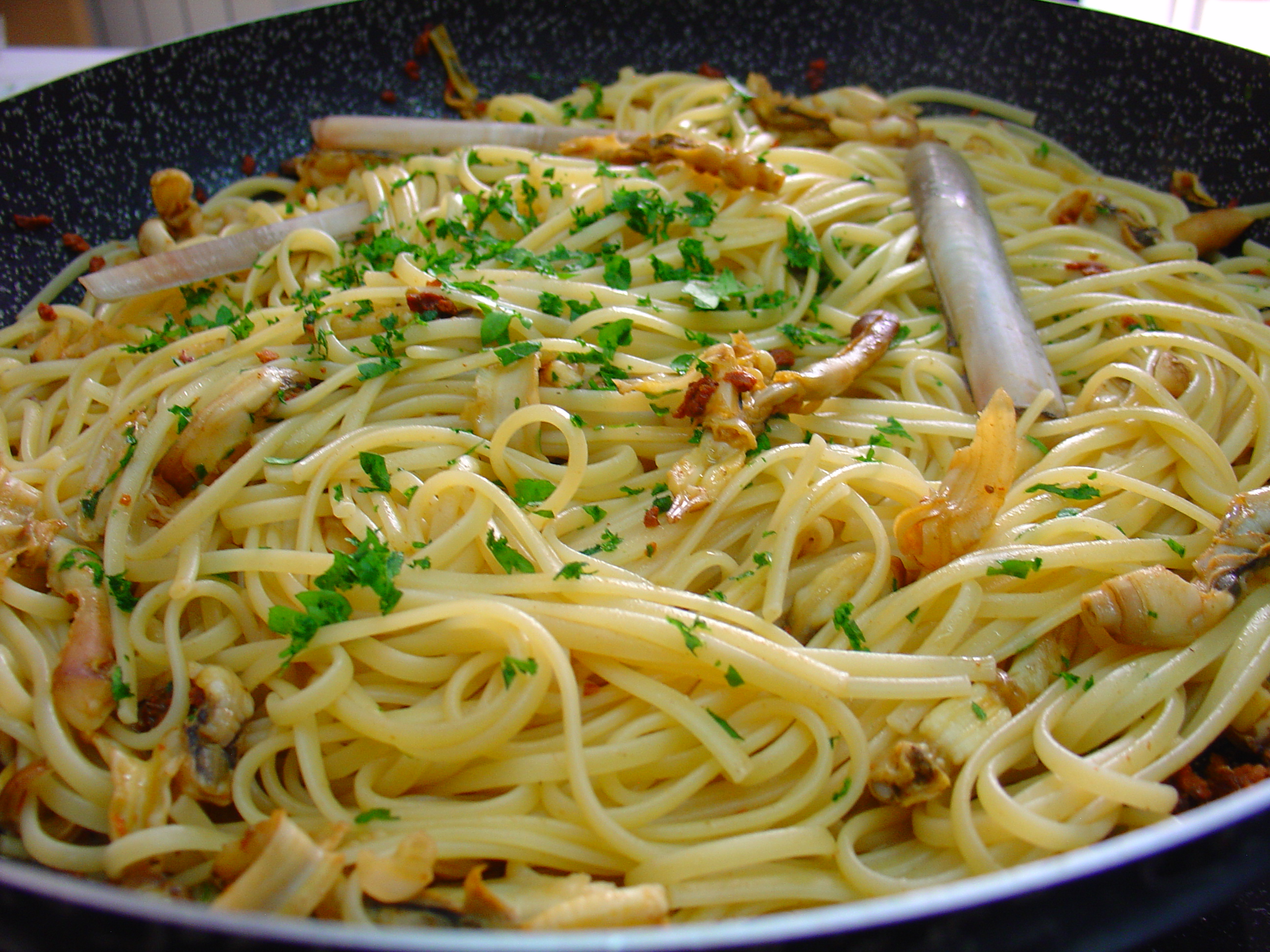Linguine con ricci di mare e cannolicchi