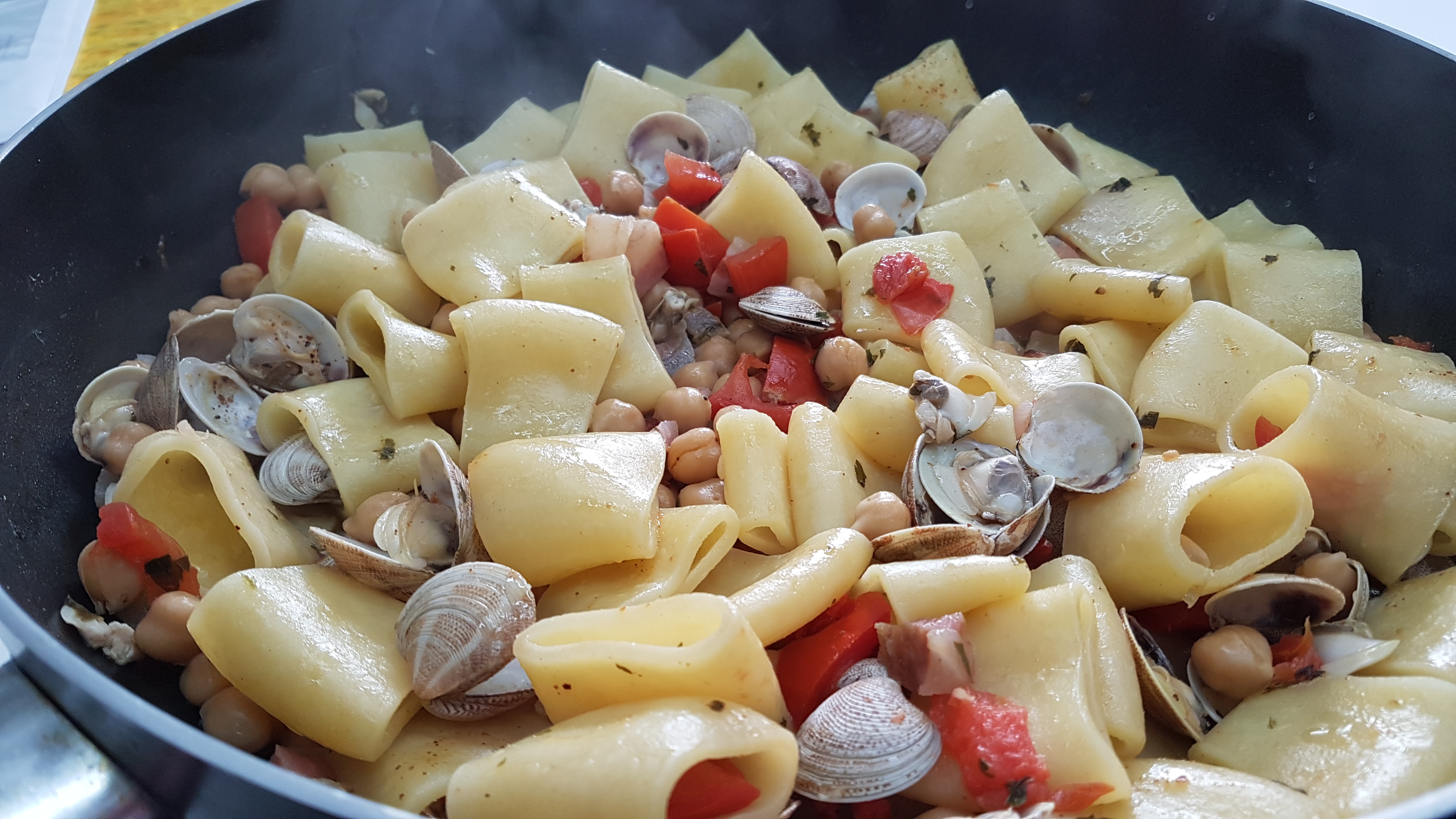 Mezzi paccheri ceci e lupini di mare