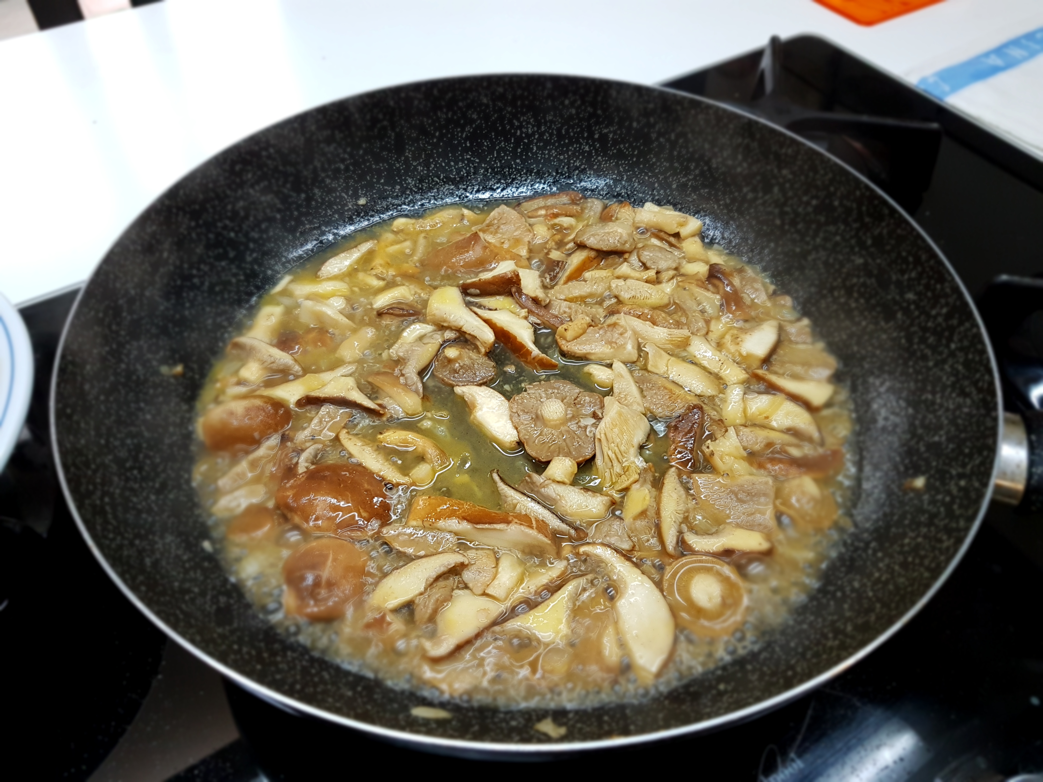 Orecchiette con ragù di cardoncelli e salsiccia piccante di Minervino