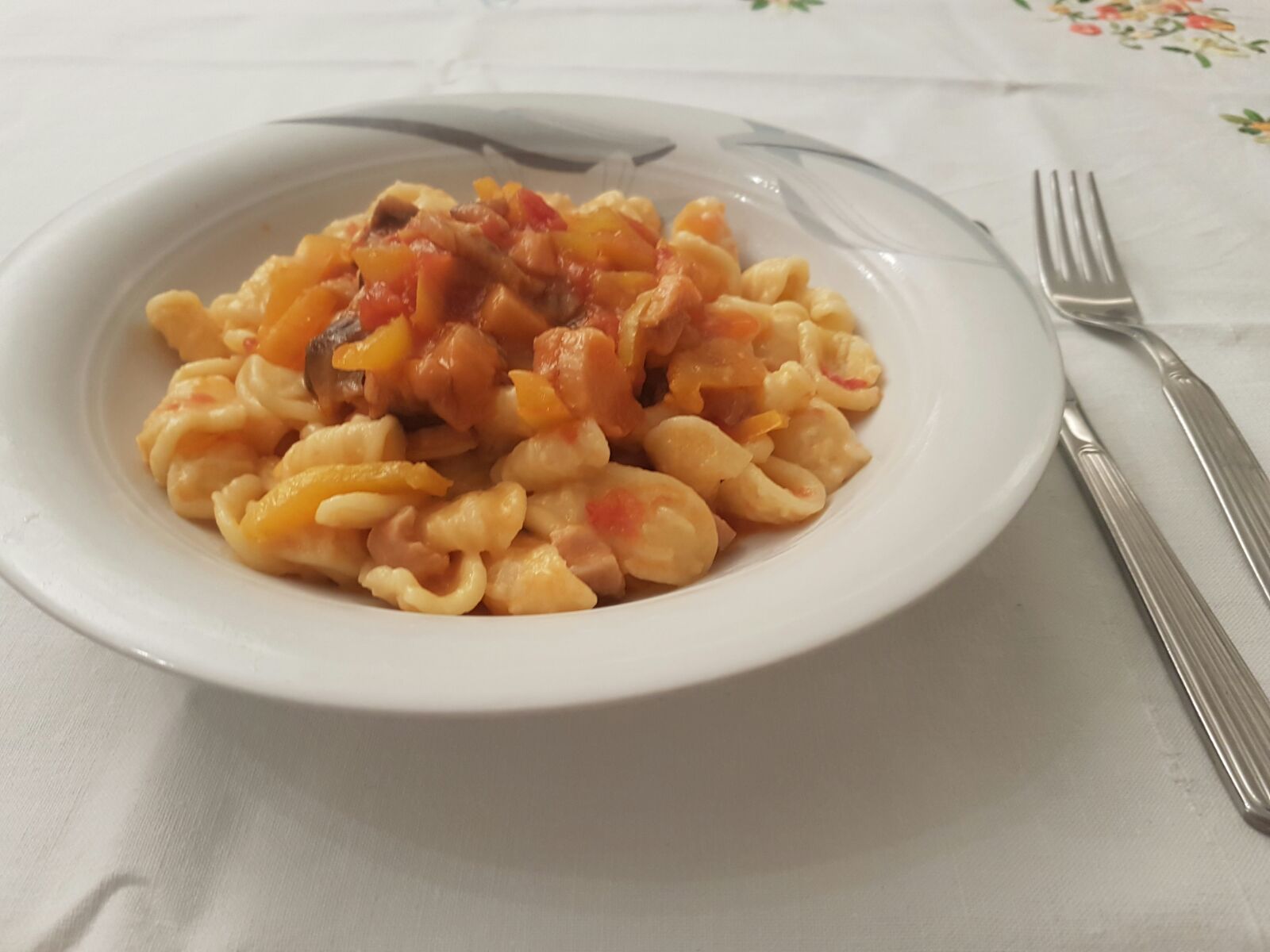 Orecchiette peperoni e funghi