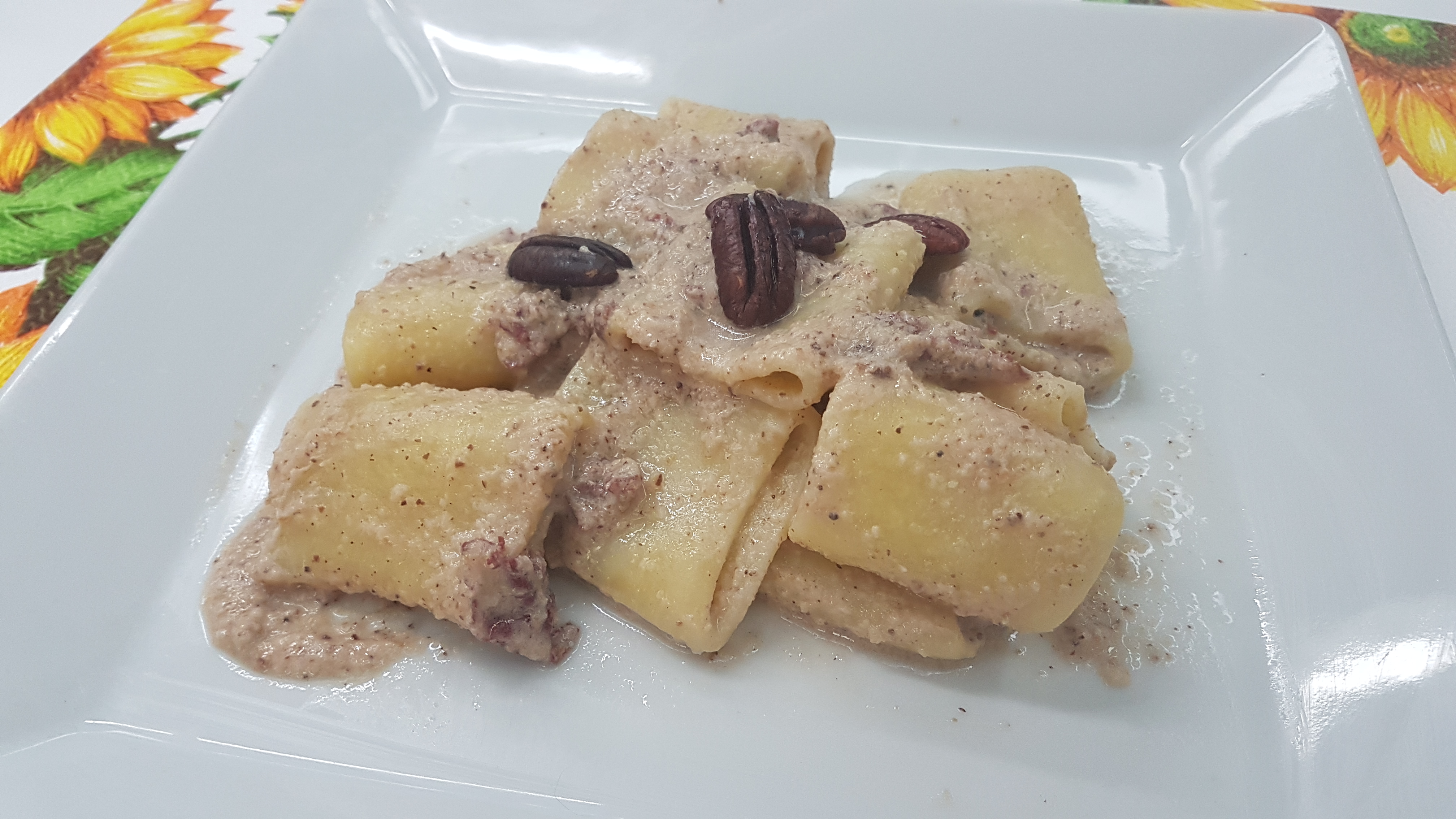 Paccheri con crema di pere e noci Pecan