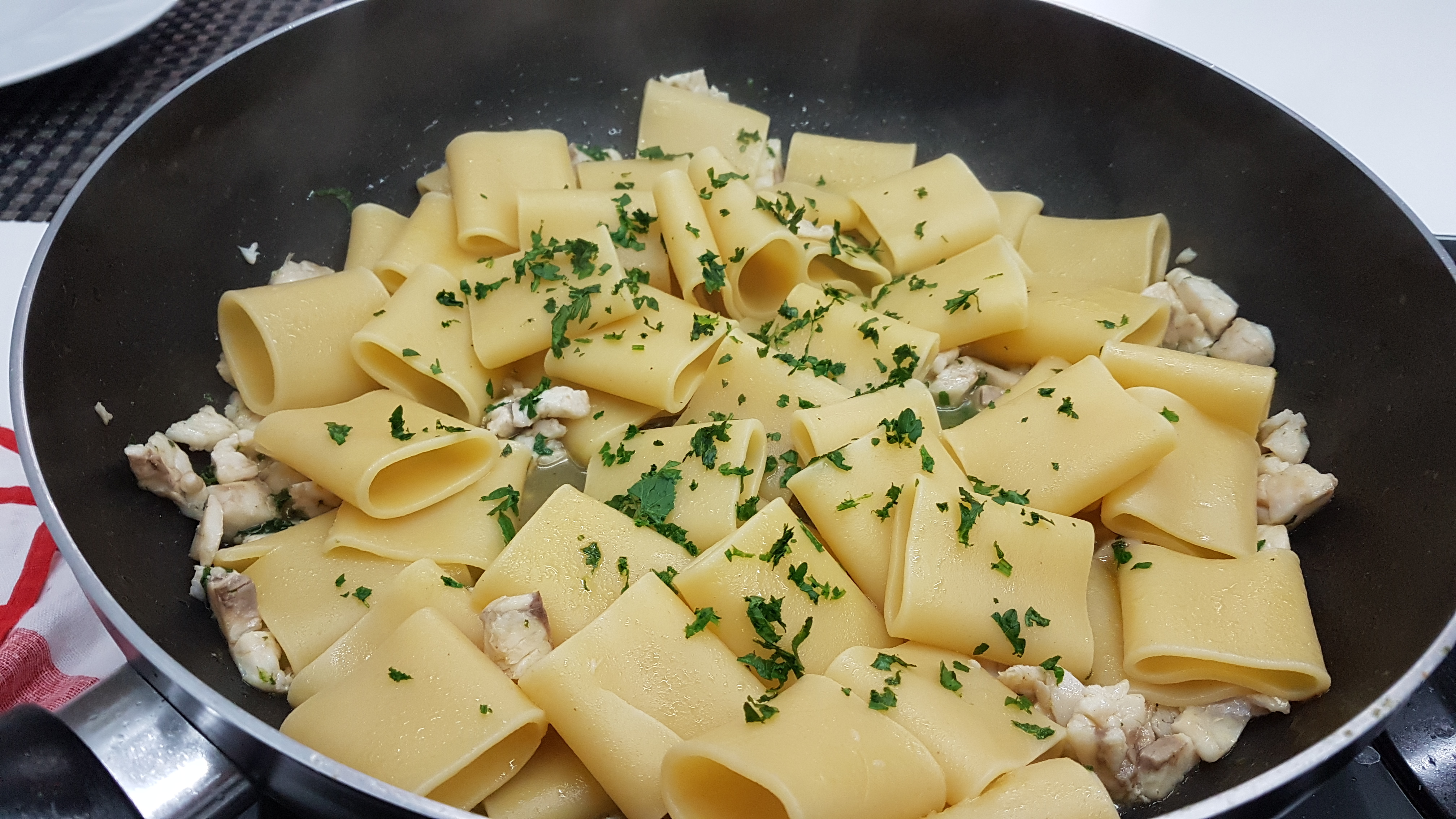 Paccheri con spigola e uova di Capelin