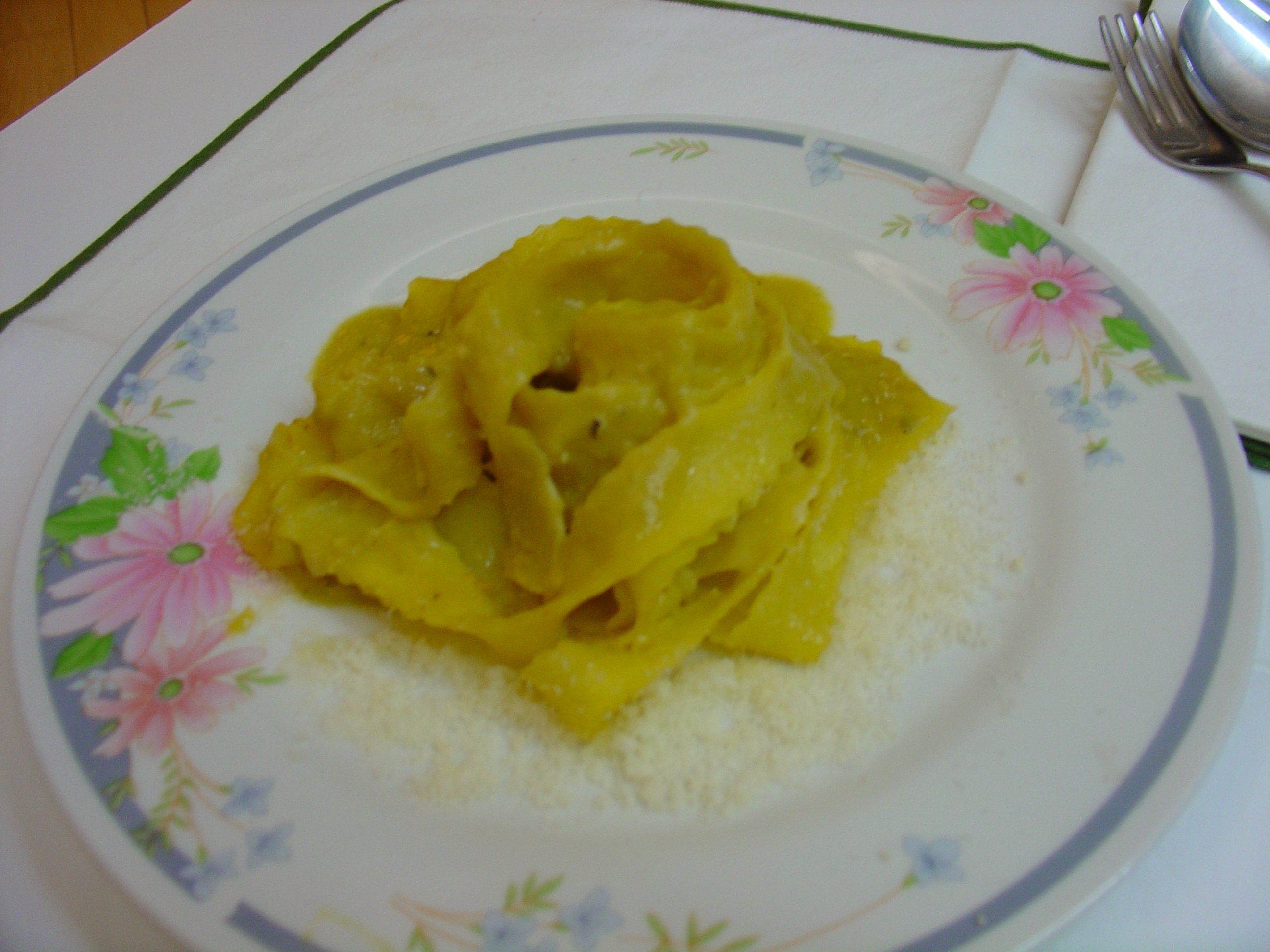 Pappardelle al pesto, con baccelli di piselli