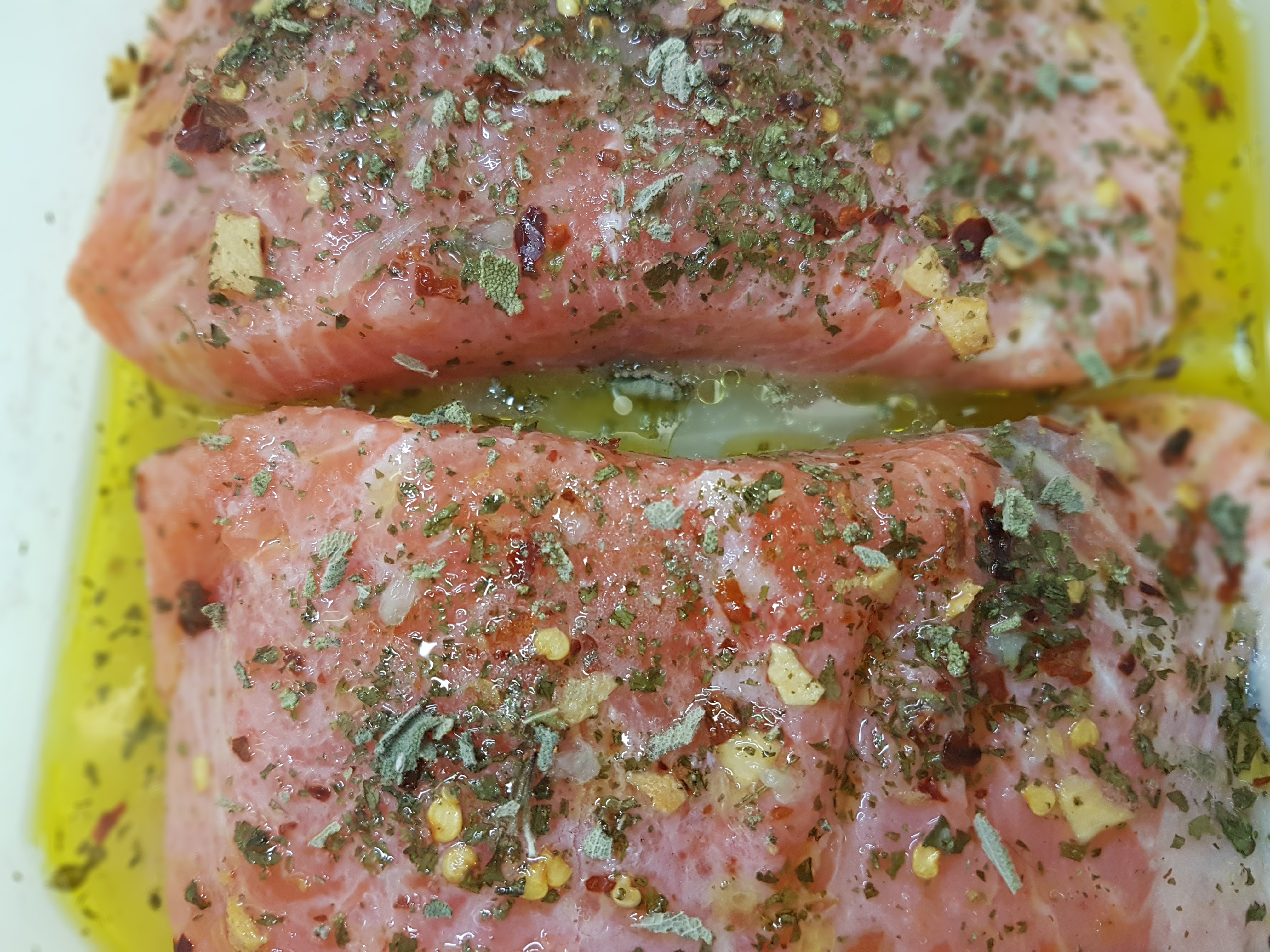 Pappardelle con salmone marinato e pesto di peperoni