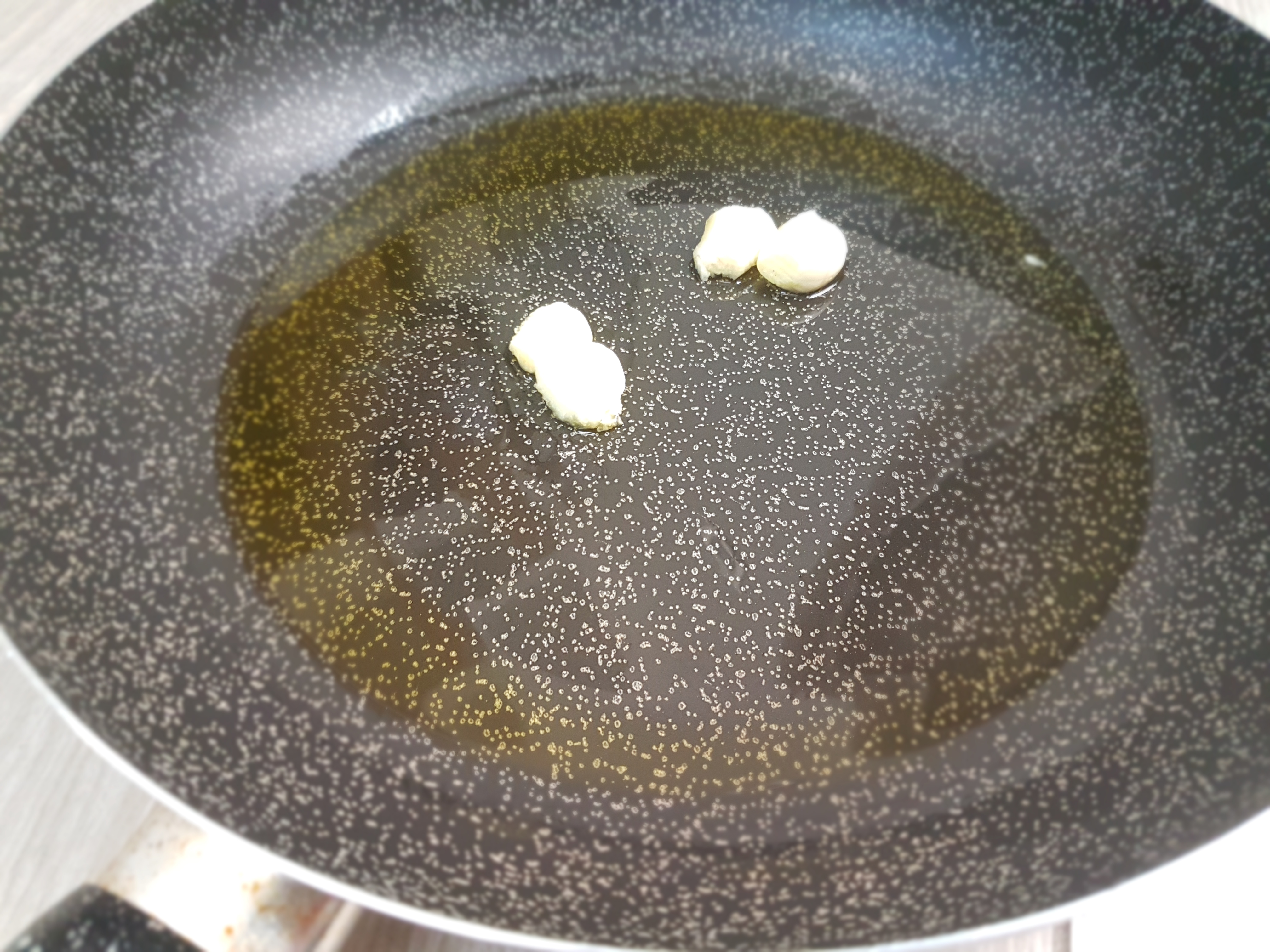 Pappardelle con salmone marinato e pesto di peperoni