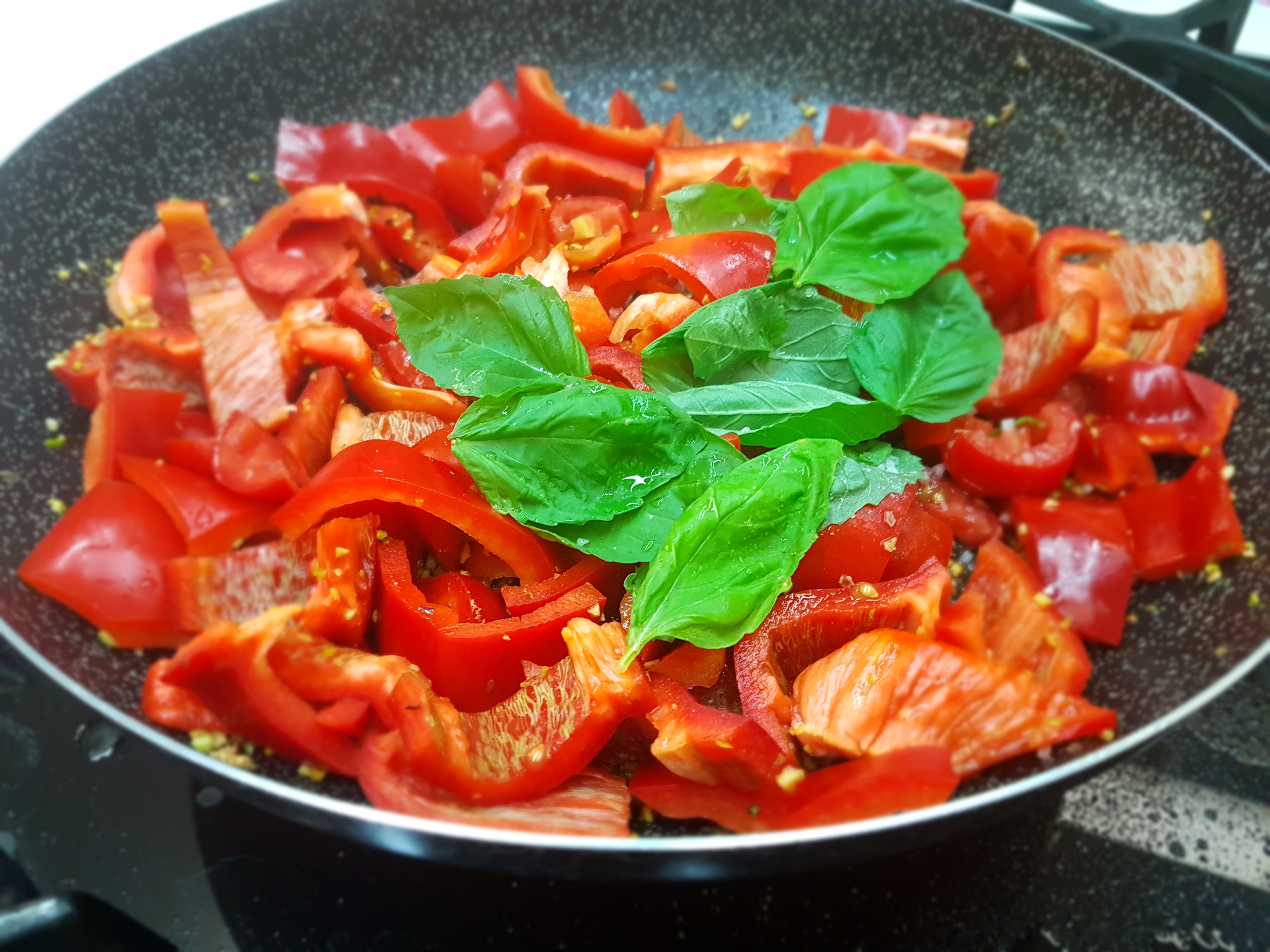 Pappardelle con salmone marinato e pesto di peperoni