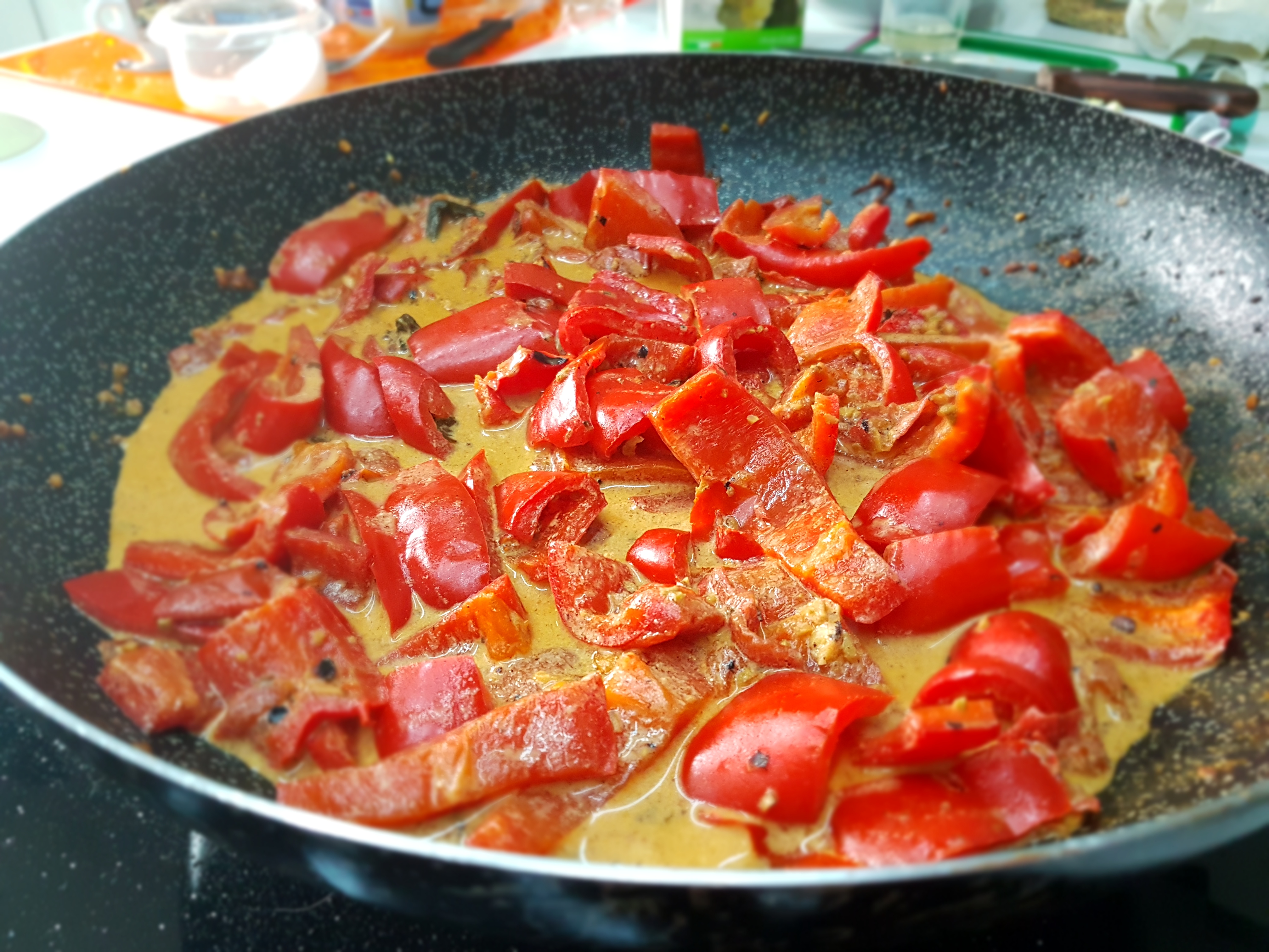 Pappardelle con salmone marinato e pesto di peperoni