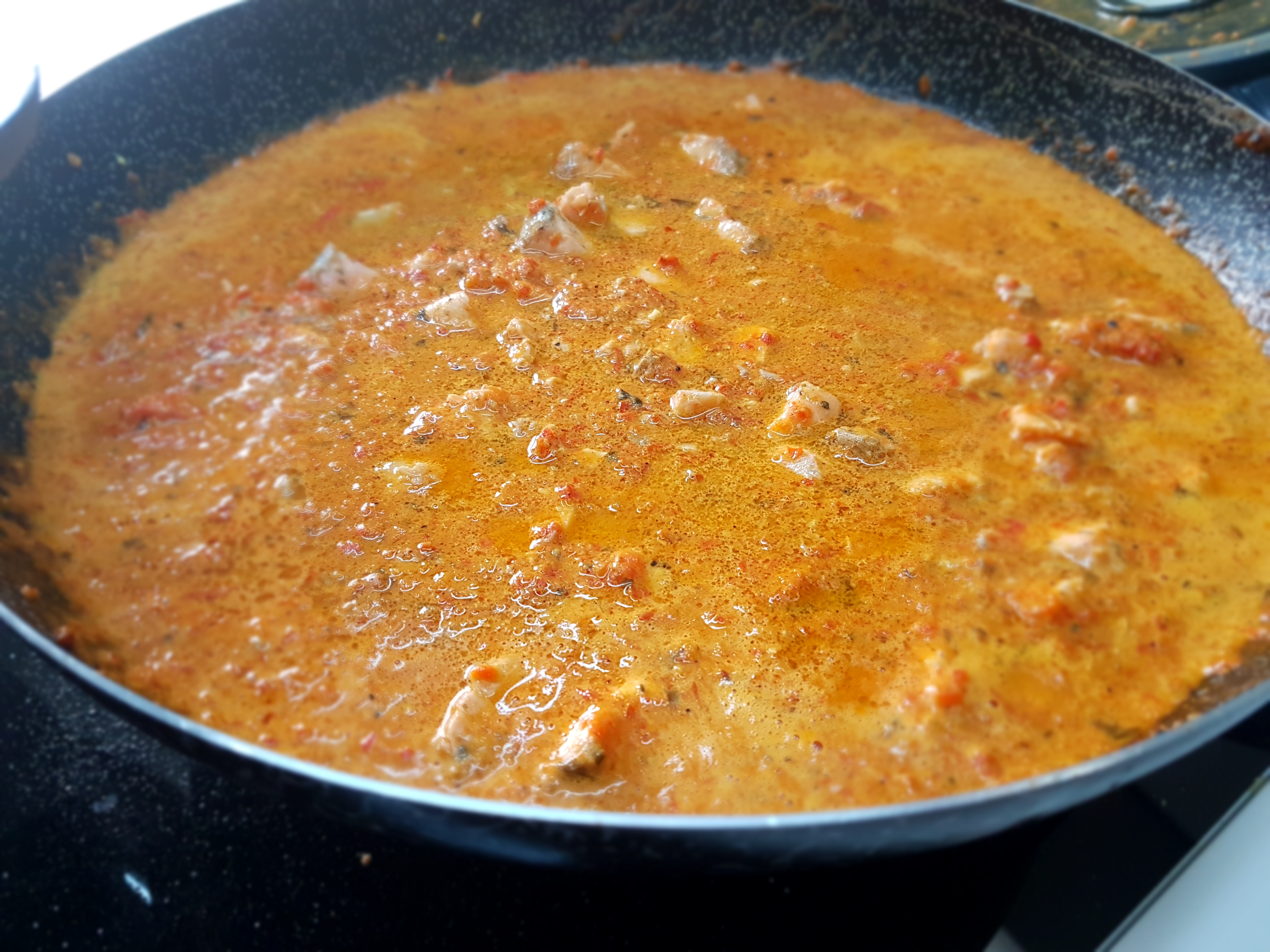 Pappardelle con salmone marinato e pesto di peperoni
