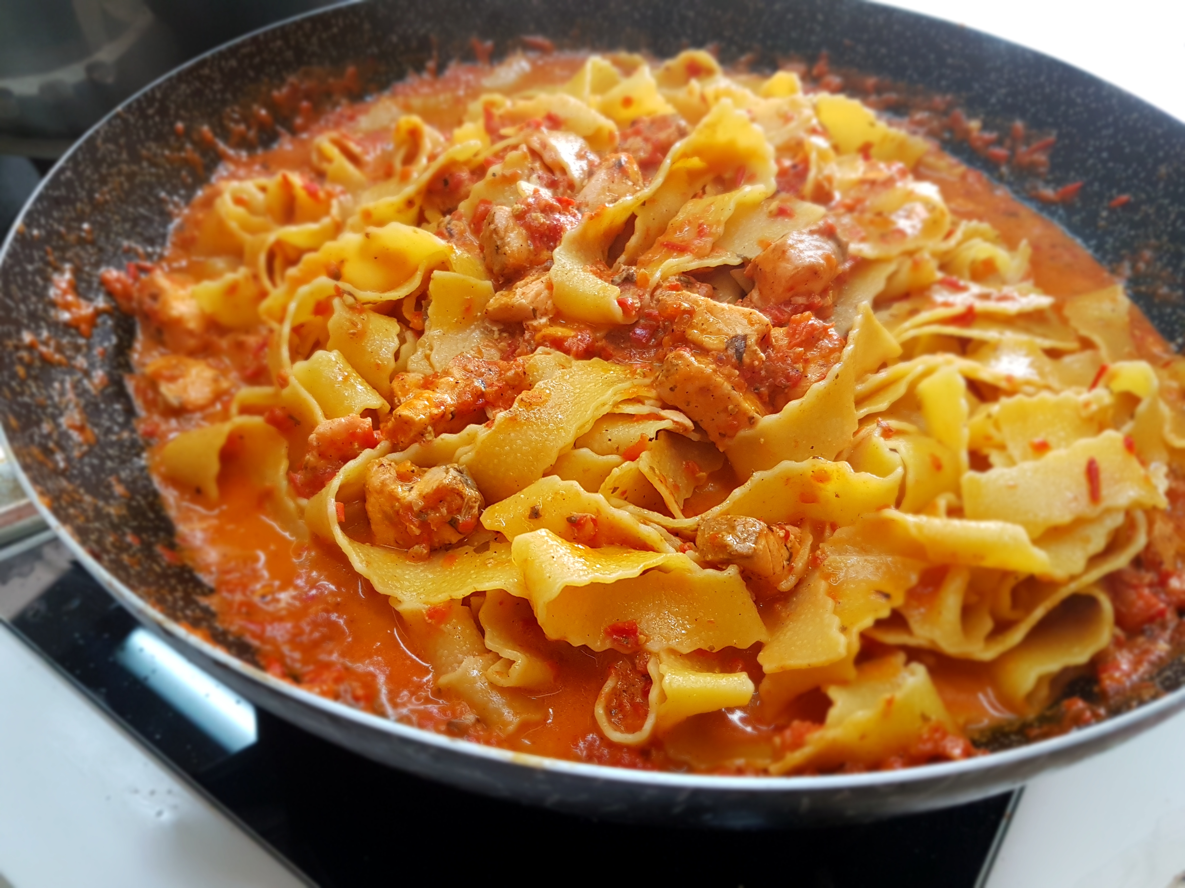 Pappardelle con salmone marinato e pesto di peperoni