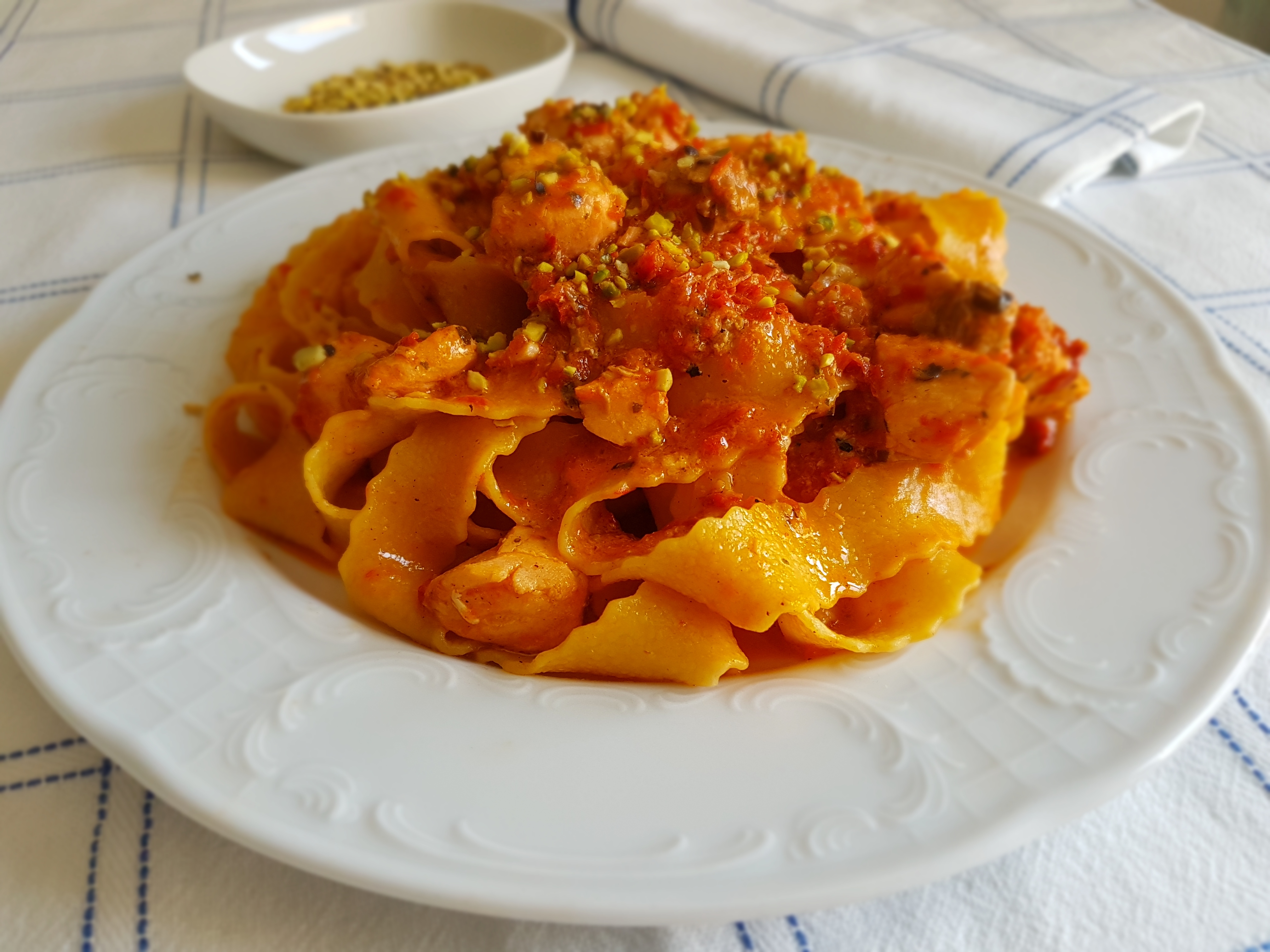 Pappardelle con salmone marinato e pesto di peperoni