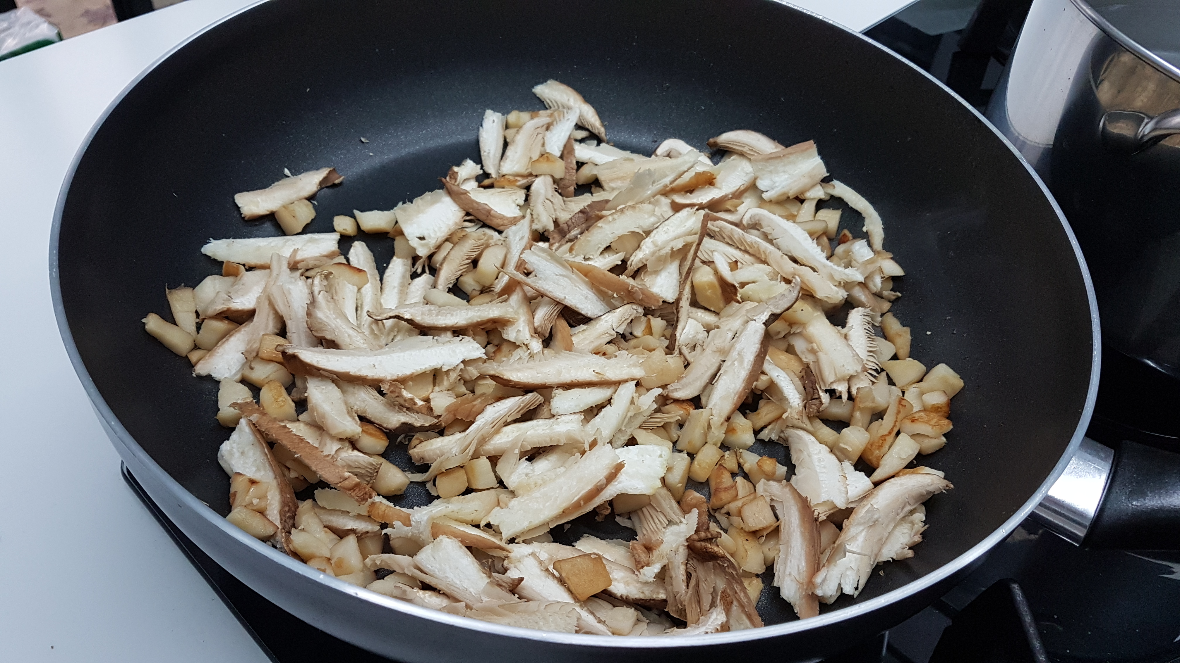 Pappardelle con speck e funghi alla carbonara