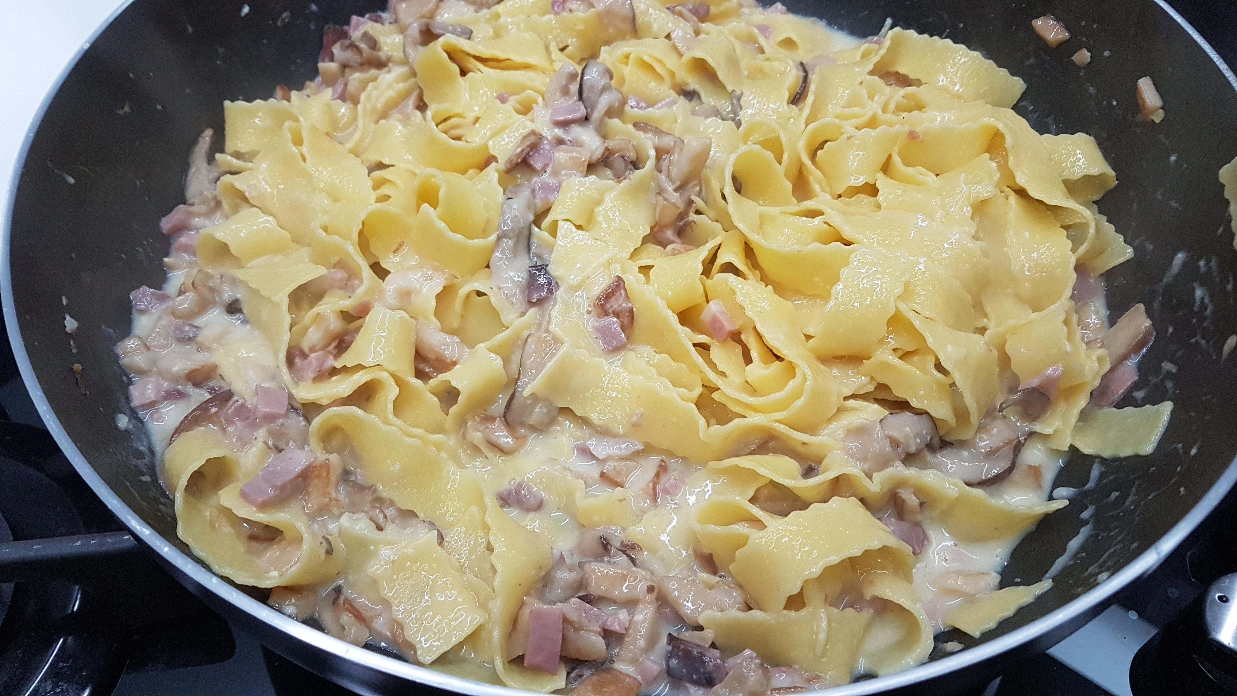 Pappardelle con speck e funghi alla carbonara