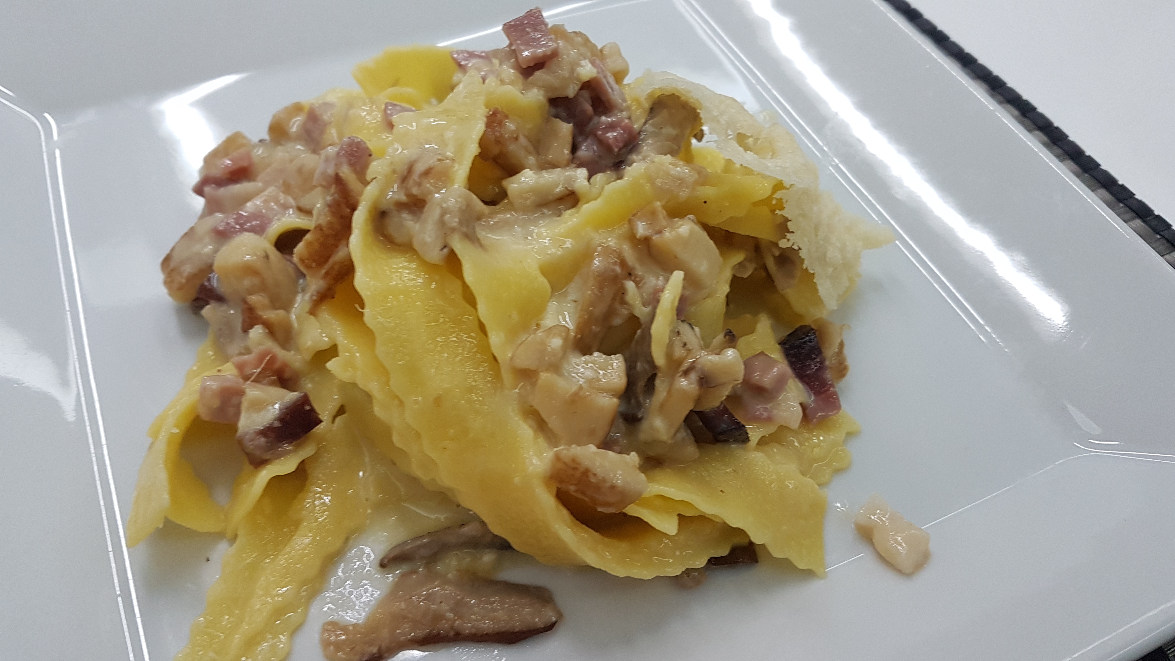 Pappardelle con speck e funghi alla carbonara