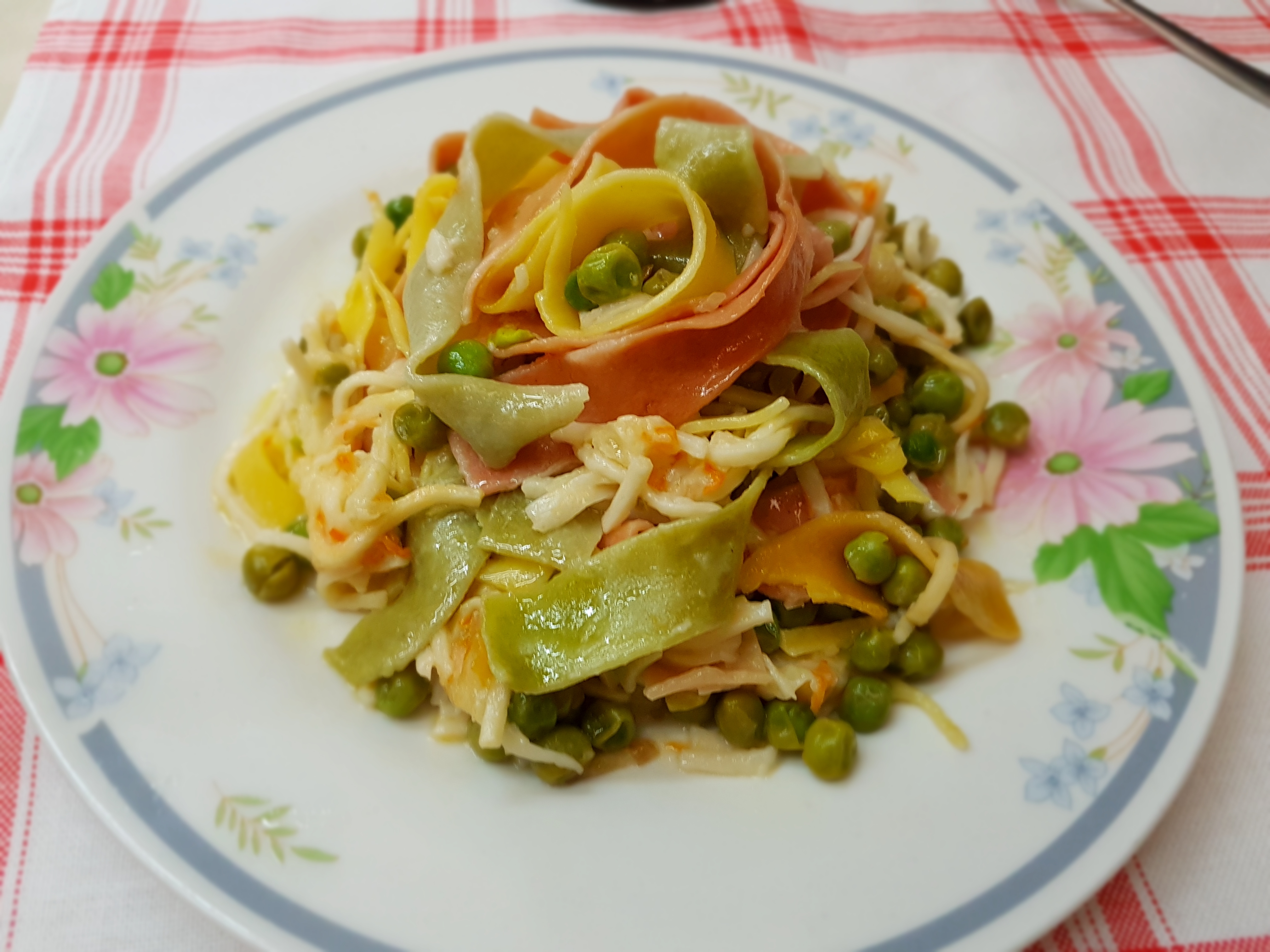 Pappardelle primavera con piselli e surimi