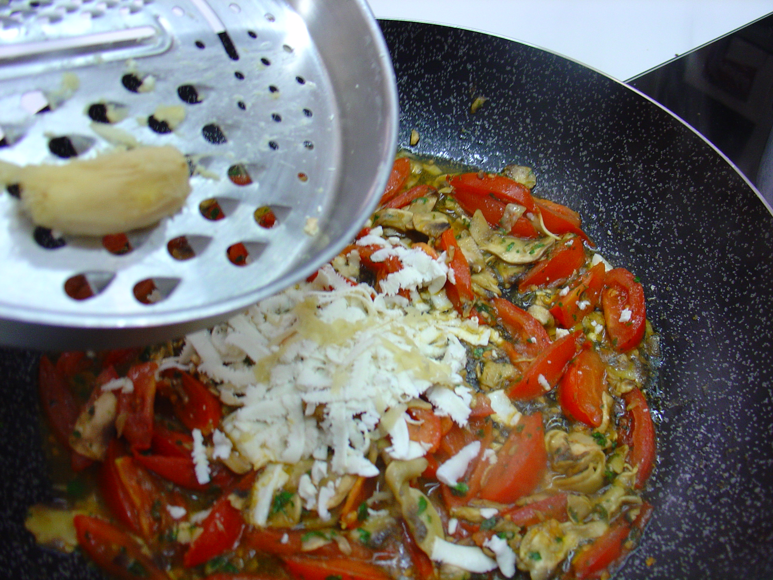 Penne crudaiola con funghi e zenzero