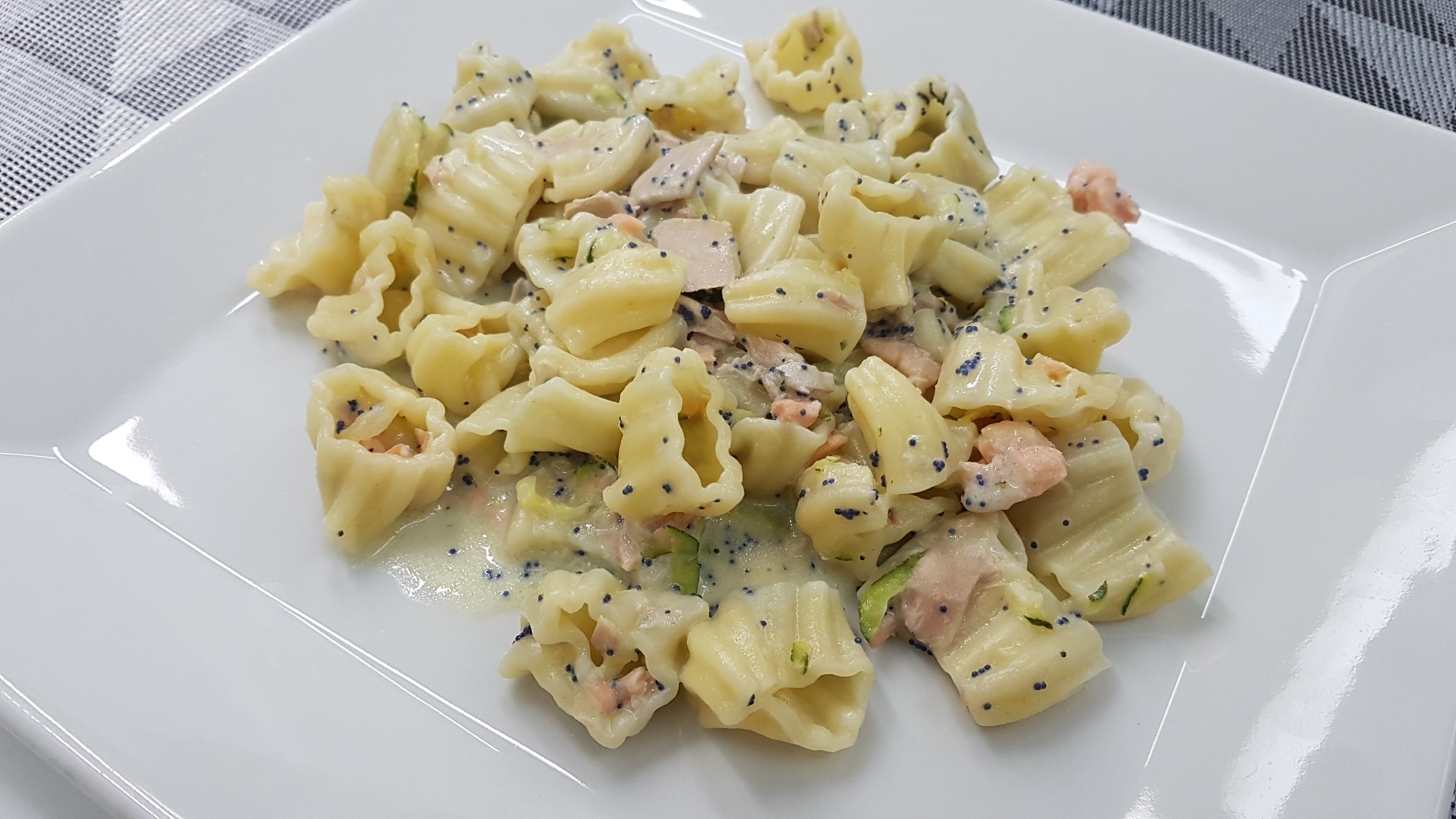 Pasta fresca " Corone dei re " con salmone tonno e zucchine