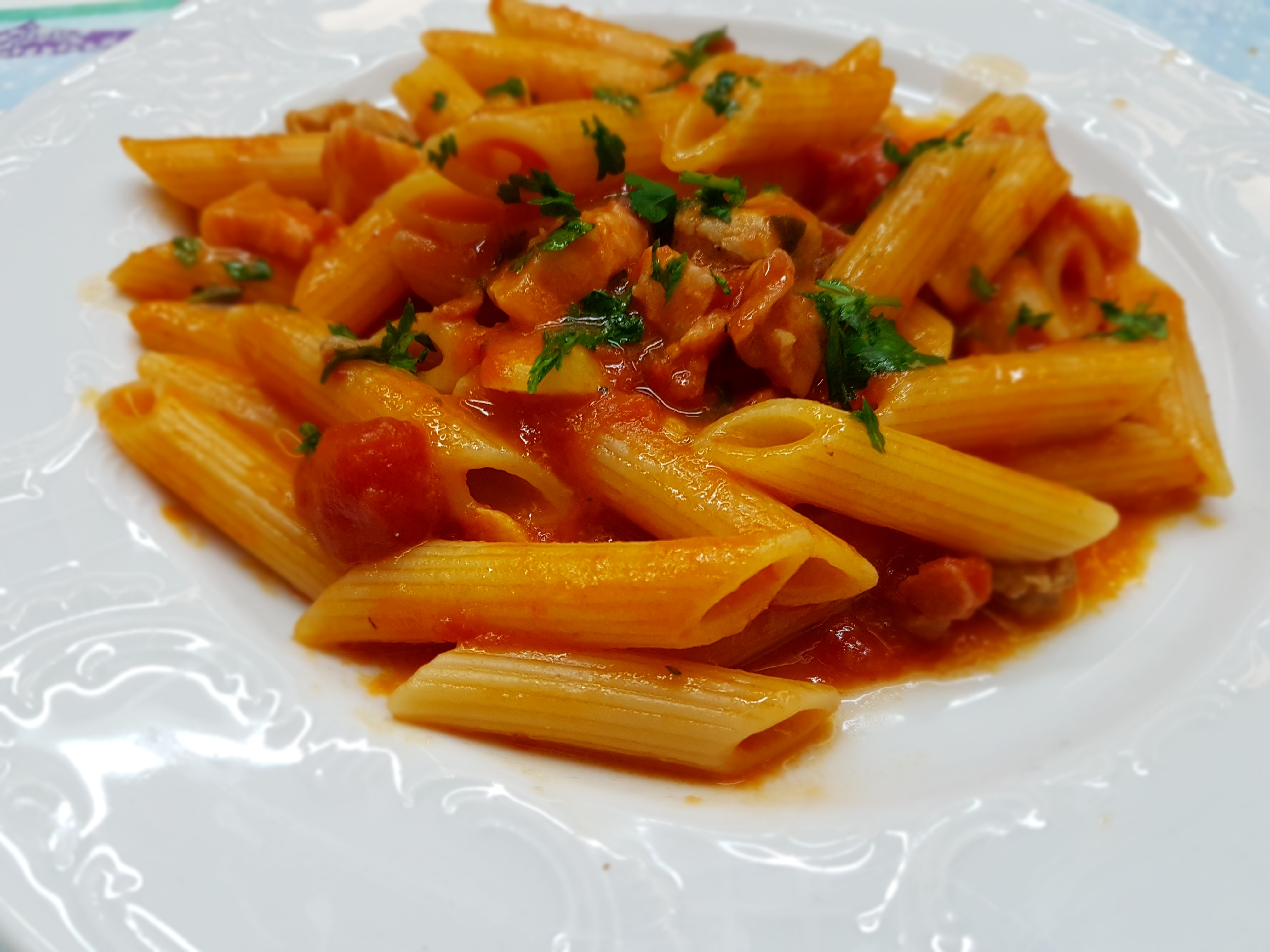 Penne all'arrabbiata con salsiccia e pancetta